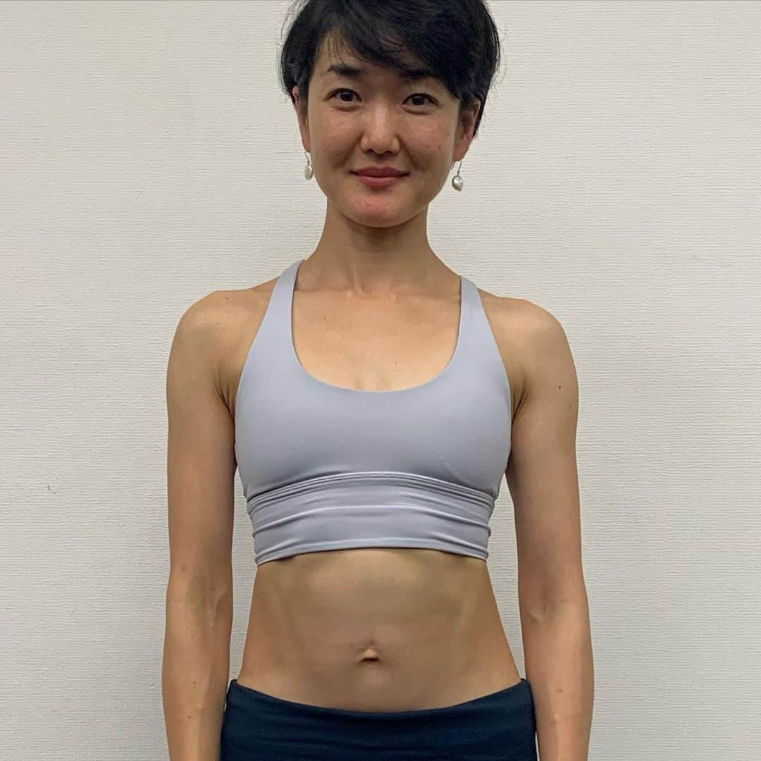 村田友美子さんのインスタグラム写真 - (村田友美子Instagram)「私的ビックニュース🤩🤩🤩 この写真の違いわかりますか？ 左は5月のGW。右さっき。 GWの時はスタイル良くなったなと思ってたんですが、今見るとなんか貧相、、、🤔 特に上半身。はっきり言うとおっぱい🤭 そうなんです。 くびれやお尻、脚は変える事ができても胸だけは変えられなかった。 私は三人の子供たちに1年半は完全母乳で育てあげおっぱいを吸い尽くされ昔はDカップは軽く超えていたおっぱいが見事に一カップづつ無くなっていき、最終的にはしぼみきりムンクの叫びみたいなおっぱいになりました。 これ嘘じゃなくて友達に見せたら、原住民みたい😂とかおっぱいだけ80歳とか散々な言われようでもう諦めていたんです。  でも、実は先週くらいから張り？みたいなのがあるのを感じ昨日大阪出張で1人ホテルでよくよく自分の身体を見ていたら完全におっぱいがおっぱいとして存在してたんです。 実は最近少し太りたくて夜も炭水化物を食べたり食事を増やしていて少しむっちりしてきたのはありますが、前は太ってもおっぱいにはつかずお腹とか下半身とか顔とかについてたんです。  で、なんでなのか考えて、、、 上半身だ💡って。 私一ヶ月前くらいから尊敬する先生のもとで上半身の勉強をやり直して、肩や肋骨、肩甲骨を動かしかなり意識して過ごしていました。  その結果が今でてきて、胸が復活してきた。 こんなことあるの😳😳😳って本気で驚いています。 アカデミーの生徒にも今日初めて話しました。  でも、確実に上半身だと確信したのは大阪トレーナーの くみ先生。 今日久しぶりに会ったらくみ先生も胸が大きくなっていてしかも3DＸbodyになっていたんです😳 何したか聞いたらやっぱり上半身。  おっぱいも変わる🤩 前はそれだけは病院行って下さいって言ってたんですが、ふっくら戻る可能性あります！もちろんめちゃ大きくなるとかはないですけど😅 見れる程度には変わります。  他の写真、全身とかはちょいむっちり感はありますが、私的には今の方が女性らしくて、私の理想の3DＸbodyに近づいてきています。 自分のなりたい身体になる。 昔は思った事もありませんでしたが、本当に叶っていく。  生きてきて初めて夢を叶えたような、、努力って大事だな、諦めたらいけないんだな、、やってみなきゃだめだな、、って42歳で知りました。  諦めたらそれで終わり。 自分は自分でしか変えられない。 一度きりの人生。 なりたい自分に近づこう！  #相変わらず熱い #インスタながってマネージャーにつっこまれる #でもこの喜びをリアルで伝えたい #大阪帰りで疲れてるのに一人で水着撮影 #良い大人が笑 #大事なのは骨 #くびれはできる #脚は細くなる #丸いお尻にもなる #小顔にもなる #なんとおっぱいも戻る #前を知ってるなおちゃんにもみてもらおうっと #復活記念 #食べるのも大事 #ほぐしも大事 #なにより日常の意識 #巻き肩を本気で治す #身体は変わる #3DＸbody #yumicorebody」11月4日 0時37分 - yumicorebody