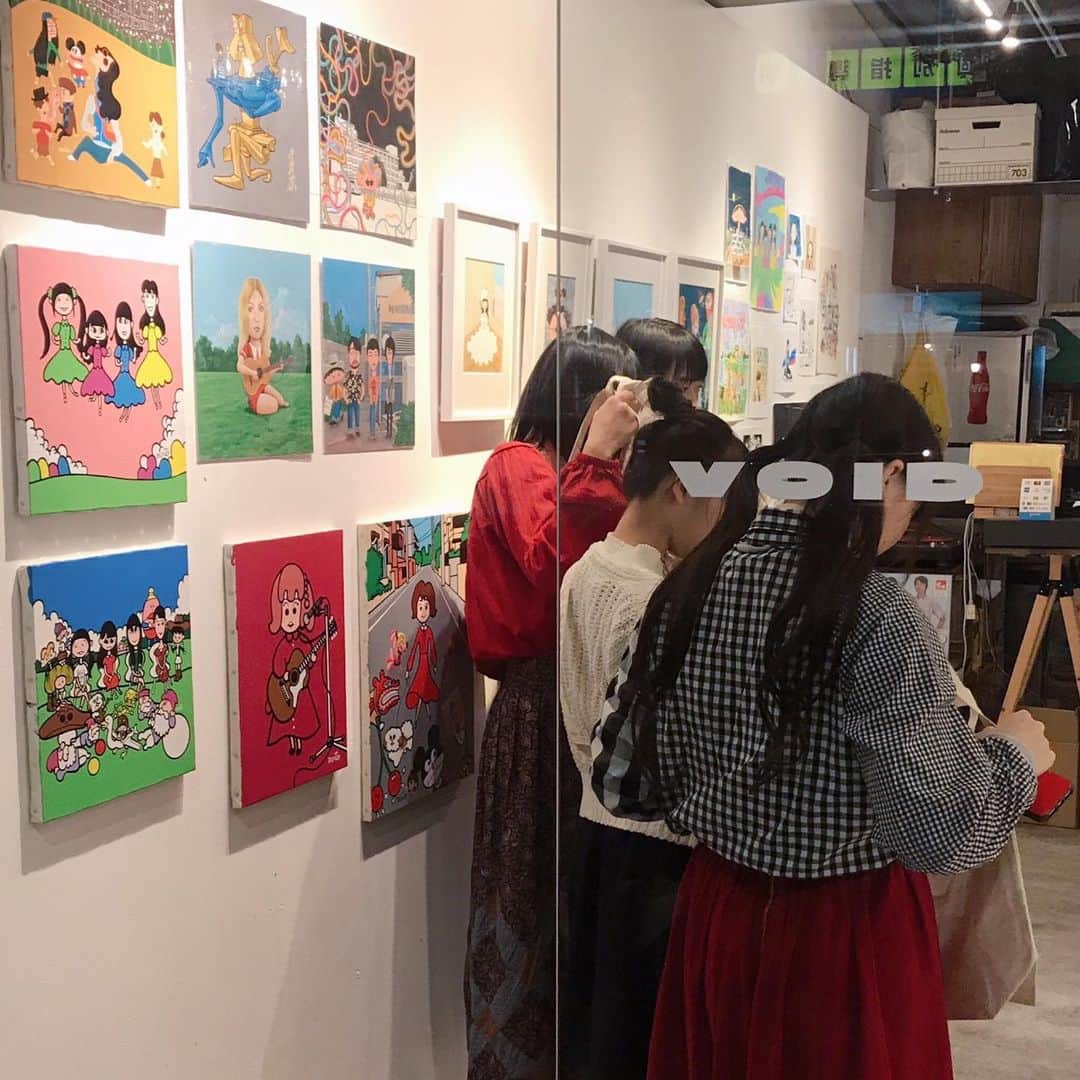 ぱいぱいでか美さんのインスタグラム写真 - (ぱいぱいでか美Instagram)「RYUTistと本秀康さんの個展『MOTO JAM』へ☻ ジャケの真似しました。笑 ꙳ #本秀康 #個展 #exhibition #MOTOJAM #阿佐ヶ谷VOID #RYUTist ꙳ RYUTistが新曲のリリースイベントで東京に来ていたので またまた遊んでもらいました。笑 来るたびに会いたがっちゃってすみません！ というわけでRYUTistチームと本さんの個展へ行ってそのあとご飯も行きました！ 本さんの作品は絵に描いてる部分以外の世界が横にも縦にも奥にも拡がってて でも親しみを持てる画風で大好き！ そして菅谷梨沙子さんを描くときに美しく描くぞという気概が段違いに感じられるところも大好きです。笑 早めに見に行きたくてお邪魔したけど 本さんにもお会いしたいからまた行っちゃおっと。 展示は11/17まで行われています。 . RYUTistから新譜も頂きました！ 曲は勿論、アートワークが素晴らしすぎて……！ 今時こんなにも自分たちの音楽への自信を 形にできるのって羨ましいし本当にかっこいいなと思います。 CDがCDの価値以上を持つ今、本当の意味で手元に盤を置いておきたくなるの最高すぎます。 そして繰り返しになるけど本当に曲もよくて(T . T) RYUTistの歌は例えるならば恋の始まりにも恋の終わりにも聴きたくなる切なさと爽やかさがあって本当に唯一無二なのです。 リリースで東京にきてるので、明日(11/4)は新宿でイベントがあるみたいです！ 1公演目だったら私のライブにも間に合うから笑 ぜひ3連休最後はRYUTistとぱいぱいでか美の現場を回してくださいな〜❤︎」11月4日 0時42分 - paipaidekami