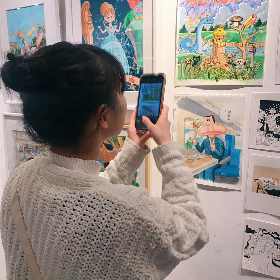 ぱいぱいでか美さんのインスタグラム写真 - (ぱいぱいでか美Instagram)「RYUTistと本秀康さんの個展『MOTO JAM』へ☻ ジャケの真似しました。笑 ꙳ #本秀康 #個展 #exhibition #MOTOJAM #阿佐ヶ谷VOID #RYUTist ꙳ RYUTistが新曲のリリースイベントで東京に来ていたので またまた遊んでもらいました。笑 来るたびに会いたがっちゃってすみません！ というわけでRYUTistチームと本さんの個展へ行ってそのあとご飯も行きました！ 本さんの作品は絵に描いてる部分以外の世界が横にも縦にも奥にも拡がってて でも親しみを持てる画風で大好き！ そして菅谷梨沙子さんを描くときに美しく描くぞという気概が段違いに感じられるところも大好きです。笑 早めに見に行きたくてお邪魔したけど 本さんにもお会いしたいからまた行っちゃおっと。 展示は11/17まで行われています。 . RYUTistから新譜も頂きました！ 曲は勿論、アートワークが素晴らしすぎて……！ 今時こんなにも自分たちの音楽への自信を 形にできるのって羨ましいし本当にかっこいいなと思います。 CDがCDの価値以上を持つ今、本当の意味で手元に盤を置いておきたくなるの最高すぎます。 そして繰り返しになるけど本当に曲もよくて(T . T) RYUTistの歌は例えるならば恋の始まりにも恋の終わりにも聴きたくなる切なさと爽やかさがあって本当に唯一無二なのです。 リリースで東京にきてるので、明日(11/4)は新宿でイベントがあるみたいです！ 1公演目だったら私のライブにも間に合うから笑 ぜひ3連休最後はRYUTistとぱいぱいでか美の現場を回してくださいな〜❤︎」11月4日 0時42分 - paipaidekami