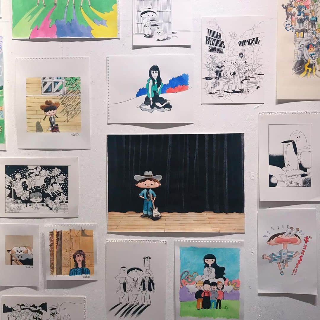 ぱいぱいでか美さんのインスタグラム写真 - (ぱいぱいでか美Instagram)「RYUTistと本秀康さんの個展『MOTO JAM』へ☻ ジャケの真似しました。笑 ꙳ #本秀康 #個展 #exhibition #MOTOJAM #阿佐ヶ谷VOID #RYUTist ꙳ RYUTistが新曲のリリースイベントで東京に来ていたので またまた遊んでもらいました。笑 来るたびに会いたがっちゃってすみません！ というわけでRYUTistチームと本さんの個展へ行ってそのあとご飯も行きました！ 本さんの作品は絵に描いてる部分以外の世界が横にも縦にも奥にも拡がってて でも親しみを持てる画風で大好き！ そして菅谷梨沙子さんを描くときに美しく描くぞという気概が段違いに感じられるところも大好きです。笑 早めに見に行きたくてお邪魔したけど 本さんにもお会いしたいからまた行っちゃおっと。 展示は11/17まで行われています。 . RYUTistから新譜も頂きました！ 曲は勿論、アートワークが素晴らしすぎて……！ 今時こんなにも自分たちの音楽への自信を 形にできるのって羨ましいし本当にかっこいいなと思います。 CDがCDの価値以上を持つ今、本当の意味で手元に盤を置いておきたくなるの最高すぎます。 そして繰り返しになるけど本当に曲もよくて(T . T) RYUTistの歌は例えるならば恋の始まりにも恋の終わりにも聴きたくなる切なさと爽やかさがあって本当に唯一無二なのです。 リリースで東京にきてるので、明日(11/4)は新宿でイベントがあるみたいです！ 1公演目だったら私のライブにも間に合うから笑 ぜひ3連休最後はRYUTistとぱいぱいでか美の現場を回してくださいな〜❤︎」11月4日 0時42分 - paipaidekami
