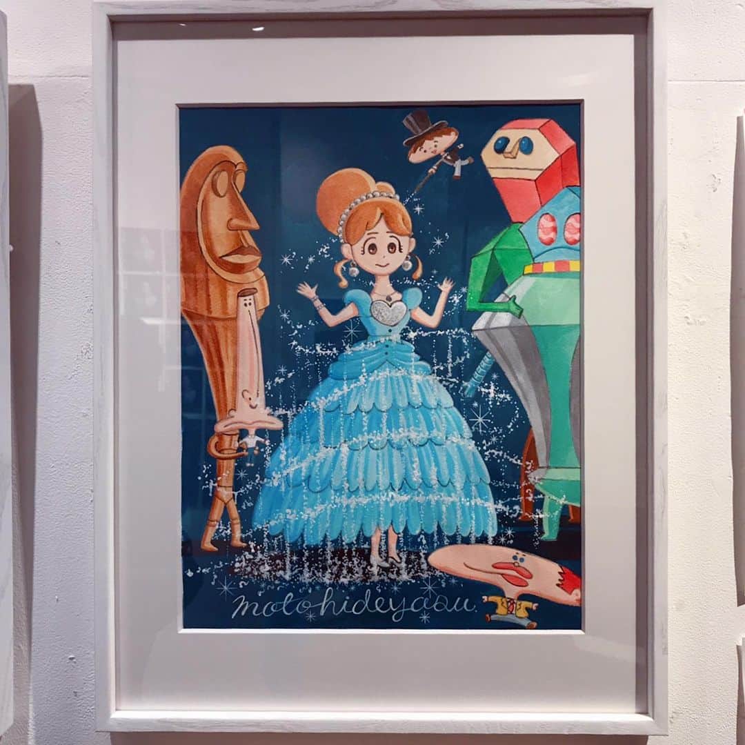 ぱいぱいでか美さんのインスタグラム写真 - (ぱいぱいでか美Instagram)「RYUTistと本秀康さんの個展『MOTO JAM』へ☻ ジャケの真似しました。笑 ꙳ #本秀康 #個展 #exhibition #MOTOJAM #阿佐ヶ谷VOID #RYUTist ꙳ RYUTistが新曲のリリースイベントで東京に来ていたので またまた遊んでもらいました。笑 来るたびに会いたがっちゃってすみません！ というわけでRYUTistチームと本さんの個展へ行ってそのあとご飯も行きました！ 本さんの作品は絵に描いてる部分以外の世界が横にも縦にも奥にも拡がってて でも親しみを持てる画風で大好き！ そして菅谷梨沙子さんを描くときに美しく描くぞという気概が段違いに感じられるところも大好きです。笑 早めに見に行きたくてお邪魔したけど 本さんにもお会いしたいからまた行っちゃおっと。 展示は11/17まで行われています。 . RYUTistから新譜も頂きました！ 曲は勿論、アートワークが素晴らしすぎて……！ 今時こんなにも自分たちの音楽への自信を 形にできるのって羨ましいし本当にかっこいいなと思います。 CDがCDの価値以上を持つ今、本当の意味で手元に盤を置いておきたくなるの最高すぎます。 そして繰り返しになるけど本当に曲もよくて(T . T) RYUTistの歌は例えるならば恋の始まりにも恋の終わりにも聴きたくなる切なさと爽やかさがあって本当に唯一無二なのです。 リリースで東京にきてるので、明日(11/4)は新宿でイベントがあるみたいです！ 1公演目だったら私のライブにも間に合うから笑 ぜひ3連休最後はRYUTistとぱいぱいでか美の現場を回してくださいな〜❤︎」11月4日 0時42分 - paipaidekami