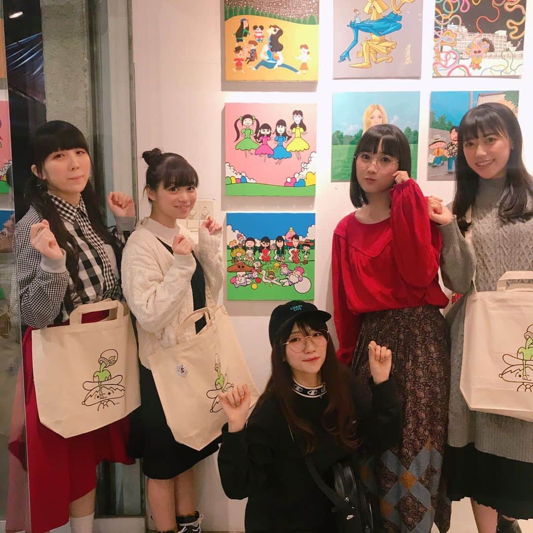 ぱいぱいでか美のインスタグラム：「RYUTistと本秀康さんの個展『MOTO JAM』へ☻ ジャケの真似しました。笑 ꙳ #本秀康 #個展 #exhibition #MOTOJAM #阿佐ヶ谷VOID #RYUTist ꙳ RYUTistが新曲のリリースイベントで東京に来ていたので またまた遊んでもらいました。笑 来るたびに会いたがっちゃってすみません！ というわけでRYUTistチームと本さんの個展へ行ってそのあとご飯も行きました！ 本さんの作品は絵に描いてる部分以外の世界が横にも縦にも奥にも拡がってて でも親しみを持てる画風で大好き！ そして菅谷梨沙子さんを描くときに美しく描くぞという気概が段違いに感じられるところも大好きです。笑 早めに見に行きたくてお邪魔したけど 本さんにもお会いしたいからまた行っちゃおっと。 展示は11/17まで行われています。 . RYUTistから新譜も頂きました！ 曲は勿論、アートワークが素晴らしすぎて……！ 今時こんなにも自分たちの音楽への自信を 形にできるのって羨ましいし本当にかっこいいなと思います。 CDがCDの価値以上を持つ今、本当の意味で手元に盤を置いておきたくなるの最高すぎます。 そして繰り返しになるけど本当に曲もよくて(T . T) RYUTistの歌は例えるならば恋の始まりにも恋の終わりにも聴きたくなる切なさと爽やかさがあって本当に唯一無二なのです。 リリースで東京にきてるので、明日(11/4)は新宿でイベントがあるみたいです！ 1公演目だったら私のライブにも間に合うから笑 ぜひ3連休最後はRYUTistとぱいぱいでか美の現場を回してくださいな〜❤︎」