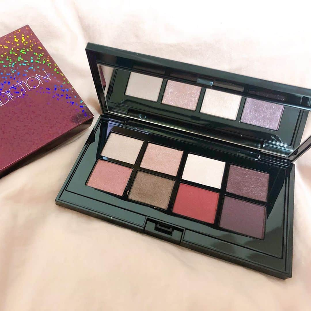 今井安紀さんのインスタグラム写真 - (今井安紀Instagram)「I bought Addiction’s coffret palette “Party Touch”. I know the colors really suit me. アディクションのクリスマスコフレのパレット「パーティタッチ」(3枚目)を発売日に早起きしてゲット。 この手の色自分の顔にめっちゃ合うの知っているので買えて良かったです。 メイクレシピ載せるので参考にしてもらえたら嬉しいです。 色は4枚目でアルファベット振ってるのでそれ見てください。 ・1-2枚目 Aをまぶた全体に、Eを二重の幅中心にちょっとオーバー目に入れる。下まぶた部分にもEを入れる。Fでまぶたのキワを締めたら、Bをまぶたの中央に、立体感を出すように入れる。 ・5-6枚目 Cをまぶた全体に、Gを目のキワからぼかしこむようにアイホールに広げていく。Hを目のキワに入れて締めたら、DをHに重ねるようにまたぼかし込んでいく。ちょっと広がってもOK。下まぶたはBを入れる。 ・7-8枚目 こちらはシンプルに。Cをまぶた全体に入れたら、Gを二重の幅に濃さを見ながら少しずつ、でもしっかり主張するくらいまで入れるだけ。 赤シャドウが魅力的なパレットなのでそれを最大限に活かしました。リキッドアイライナーなどでマスカラと同色で細くラインを仕込むと目元が締まります。  #makeup #coffret #christmascoffret #addiction #eyeshadow #partytouch #rubybijoux  #メイク #コフレ #クリスマスコフレ #アディクション #アディクションアイシャドウ #パーティタッチ #ルビービジュー #赤シャドウ #赤シャドウメイク #ブルベ冬 #ブルベメイク」11月4日 0時43分 - i_am_akinyan0826