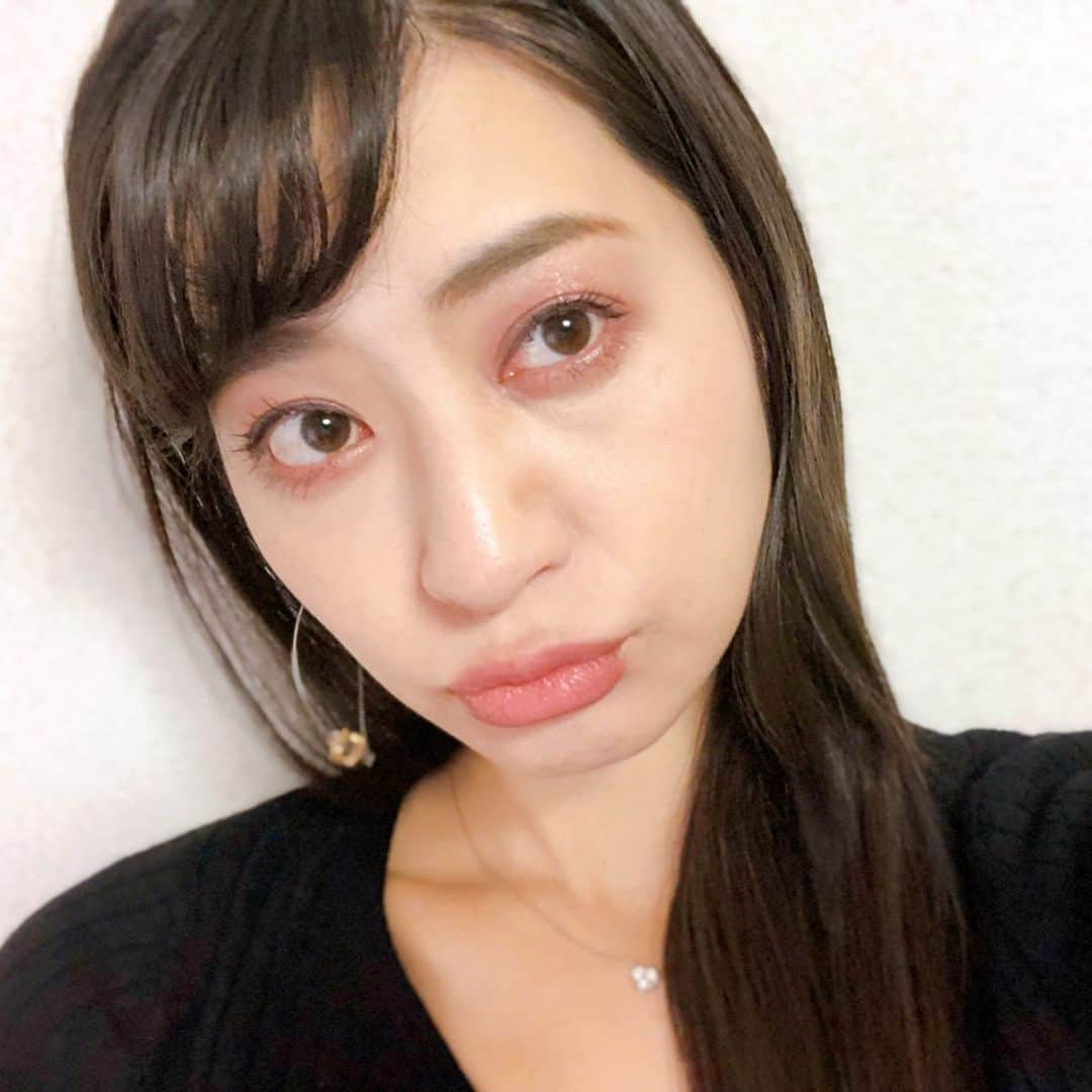 今井安紀さんのインスタグラム写真 - (今井安紀Instagram)「I bought Addiction’s coffret palette “Party Touch”. I know the colors really suit me. アディクションのクリスマスコフレのパレット「パーティタッチ」(3枚目)を発売日に早起きしてゲット。 この手の色自分の顔にめっちゃ合うの知っているので買えて良かったです。 メイクレシピ載せるので参考にしてもらえたら嬉しいです。 色は4枚目でアルファベット振ってるのでそれ見てください。 ・1-2枚目 Aをまぶた全体に、Eを二重の幅中心にちょっとオーバー目に入れる。下まぶた部分にもEを入れる。Fでまぶたのキワを締めたら、Bをまぶたの中央に、立体感を出すように入れる。 ・5-6枚目 Cをまぶた全体に、Gを目のキワからぼかしこむようにアイホールに広げていく。Hを目のキワに入れて締めたら、DをHに重ねるようにまたぼかし込んでいく。ちょっと広がってもOK。下まぶたはBを入れる。 ・7-8枚目 こちらはシンプルに。Cをまぶた全体に入れたら、Gを二重の幅に濃さを見ながら少しずつ、でもしっかり主張するくらいまで入れるだけ。 赤シャドウが魅力的なパレットなのでそれを最大限に活かしました。リキッドアイライナーなどでマスカラと同色で細くラインを仕込むと目元が締まります。  #makeup #coffret #christmascoffret #addiction #eyeshadow #partytouch #rubybijoux  #メイク #コフレ #クリスマスコフレ #アディクション #アディクションアイシャドウ #パーティタッチ #ルビービジュー #赤シャドウ #赤シャドウメイク #ブルベ冬 #ブルベメイク」11月4日 0時43分 - i_am_akinyan0826