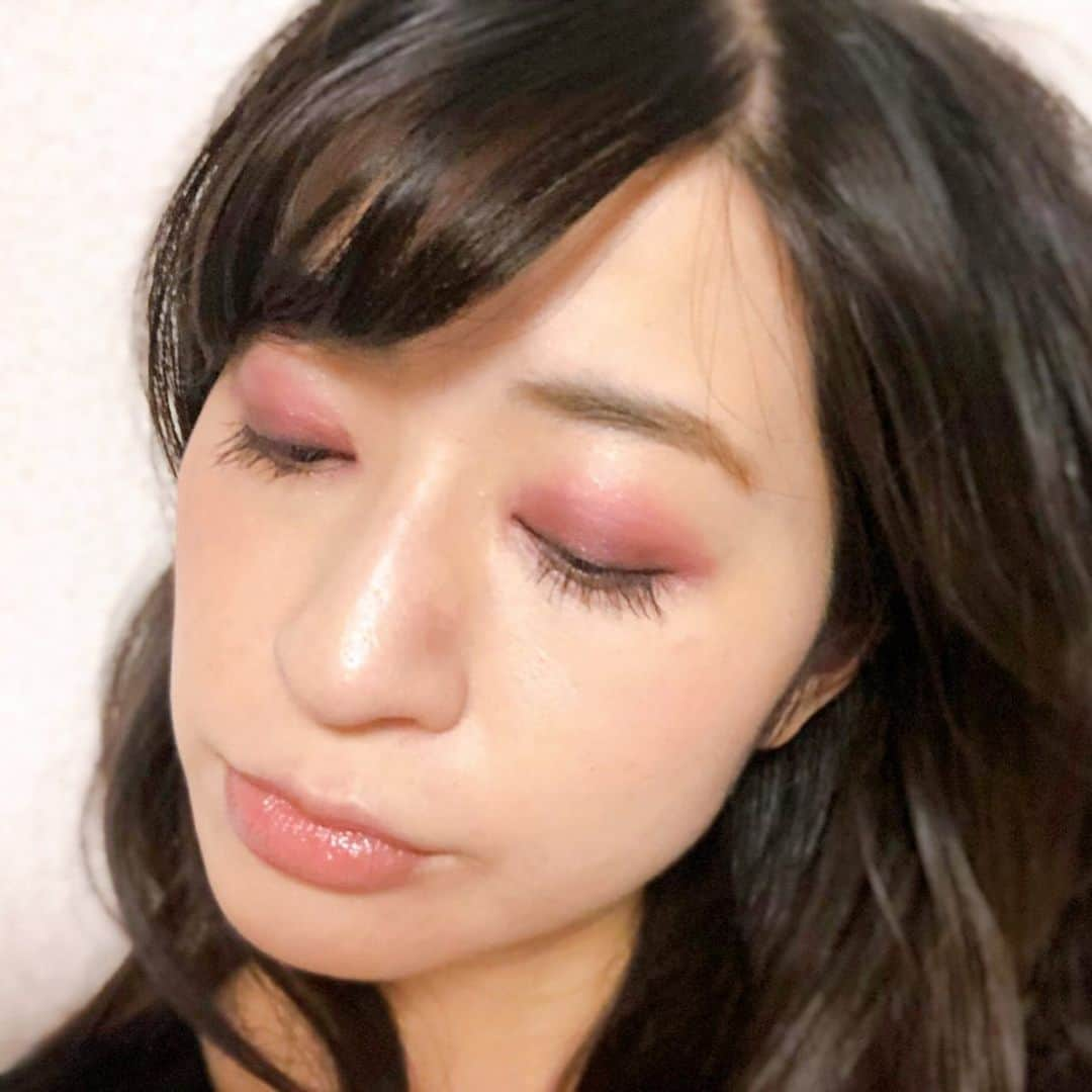 今井安紀さんのインスタグラム写真 - (今井安紀Instagram)「I bought Addiction’s coffret palette “Party Touch”. I know the colors really suit me. アディクションのクリスマスコフレのパレット「パーティタッチ」(3枚目)を発売日に早起きしてゲット。 この手の色自分の顔にめっちゃ合うの知っているので買えて良かったです。 メイクレシピ載せるので参考にしてもらえたら嬉しいです。 色は4枚目でアルファベット振ってるのでそれ見てください。 ・1-2枚目 Aをまぶた全体に、Eを二重の幅中心にちょっとオーバー目に入れる。下まぶた部分にもEを入れる。Fでまぶたのキワを締めたら、Bをまぶたの中央に、立体感を出すように入れる。 ・5-6枚目 Cをまぶた全体に、Gを目のキワからぼかしこむようにアイホールに広げていく。Hを目のキワに入れて締めたら、DをHに重ねるようにまたぼかし込んでいく。ちょっと広がってもOK。下まぶたはBを入れる。 ・7-8枚目 こちらはシンプルに。Cをまぶた全体に入れたら、Gを二重の幅に濃さを見ながら少しずつ、でもしっかり主張するくらいまで入れるだけ。 赤シャドウが魅力的なパレットなのでそれを最大限に活かしました。リキッドアイライナーなどでマスカラと同色で細くラインを仕込むと目元が締まります。  #makeup #coffret #christmascoffret #addiction #eyeshadow #partytouch #rubybijoux  #メイク #コフレ #クリスマスコフレ #アディクション #アディクションアイシャドウ #パーティタッチ #ルビービジュー #赤シャドウ #赤シャドウメイク #ブルベ冬 #ブルベメイク」11月4日 0時43分 - i_am_akinyan0826