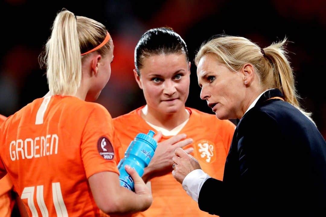 ジャッキー・グローネンのインスタグラム：「On my way home with 3 points @manutdwomen 😍! Can’t wait to be back with the @oranjeleeuwinnen  Ps. @sheridaspitse agrees 😂」