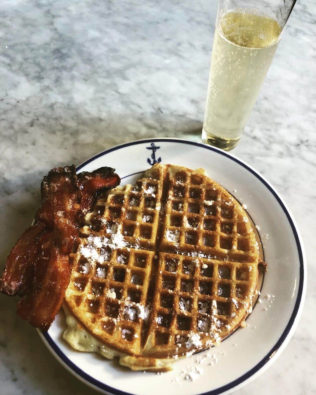 ミシェル・ブランチのインスタグラム：「When you get completely fucked by daylight savings and your baby wakes up at 5:30, you make buttermilk pecan waffles and a mimosa without the oj ✌🏻」