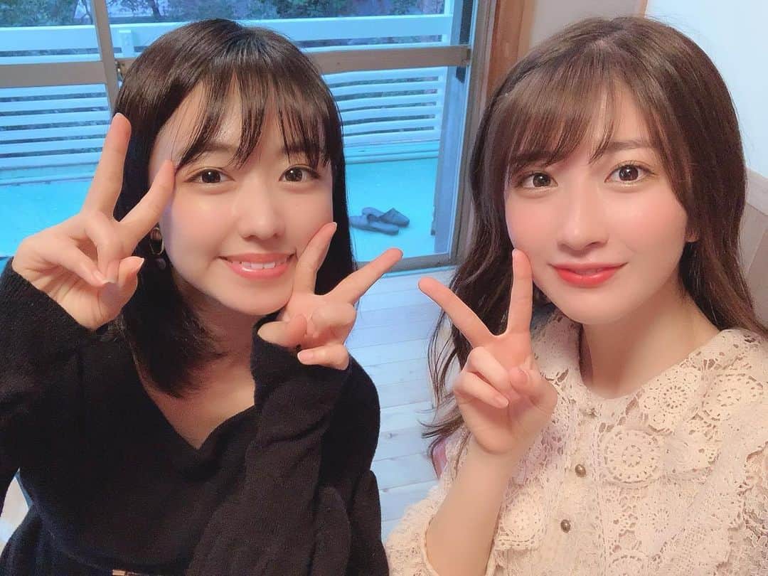 石田晴香のインスタグラム：「くぼまりのイベントで、1部3部と出演していた伊倉愛美さん！！ 好みの顔だーーっ🤤ってSNS見てた人と会えるなんてびっくり！！ 元ももクロと元AKBがイベント出演って女優くぼまりの交友関係すごいなって思った😂 にしても顔の造りが優勝すぎる。。 初めてお会いしたけど、絶対いい人……好きです🤯💞 #CD #ありがとうございました！ #上着着てない #かわいい曲でした♪」