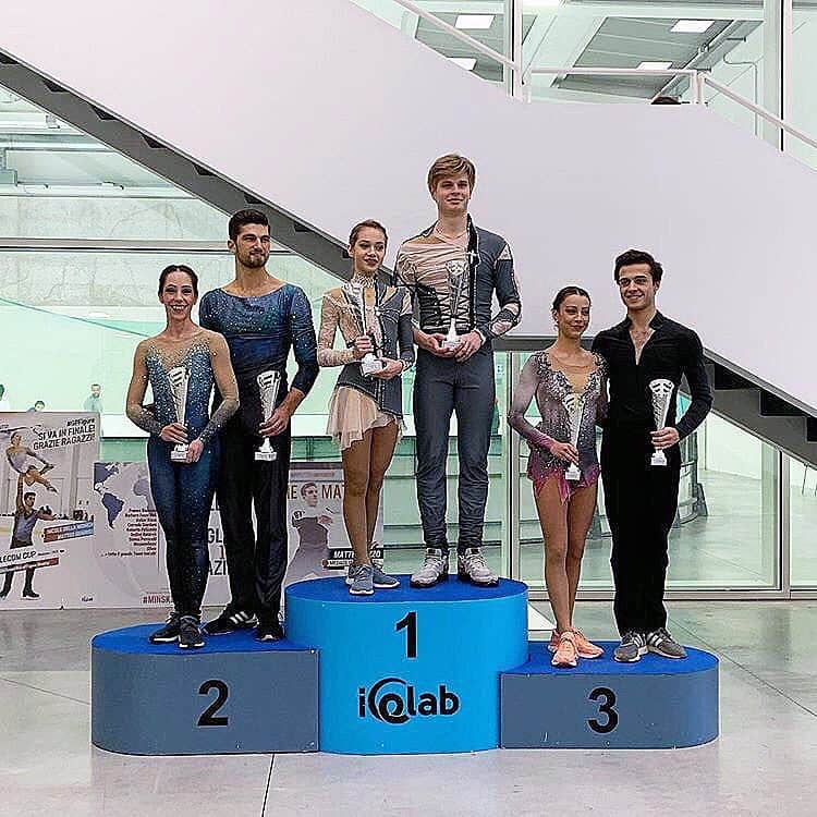 ニコーレ・デラ・モニカのインスタグラム：「After an injury, a summer with no training and only one month practice adding pieces day by day, even if this clearly isn’t the performance we wanted, we are proud that we were able to skate in a competition and now we are ready to leave for the GP with a little bit more programs in the legs and much more will to show our strength!!! Thank you all for the support 💪🏻💙 #dellamonicaguarise #figureskating #icelabinternationalcup #firstcompetition #newseason #recovery #stepbystep #thankyou #fiammeoromoena 🥈」