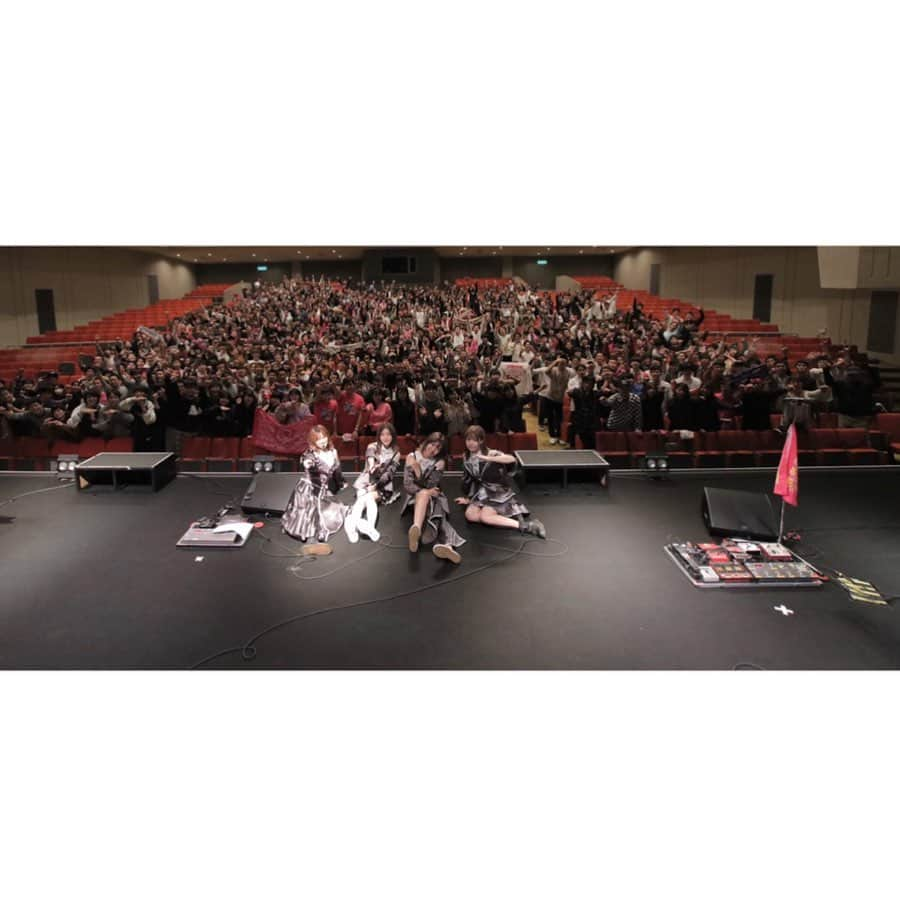 吉田菫さんのインスタグラム写真 - (吉田菫Instagram)「. 3日連続学祭ライブ、今日は国立香川大学〜🥰🍑 . 外や体育館が続いてたから、こういうホールは久々だった！楽しかったね〜！(謎かけとなぞなぞも) . 今週からレコーディングウィークで毎日レコーディング🤡普通にやばぴ🤡 制作、プリプロ、体調管理、もろもろ頑張っております！ みんなに貰ったパワーでいい曲録るよ♥︎今からなるべく喉休める🤡とかいいつつさっきみんなで味仙行ってこぶくろ食べたしインスタライブしちゃったし…」11月4日 1時01分 - sumiredooon1228