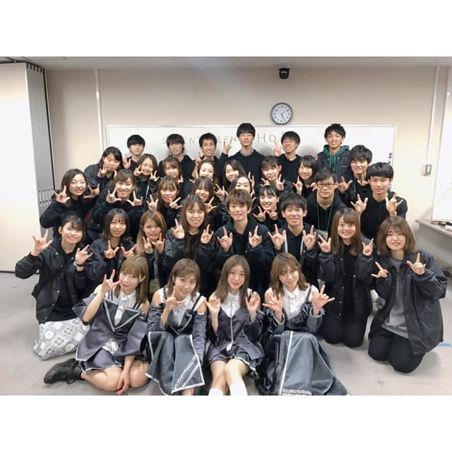 吉田菫さんのインスタグラム写真 - (吉田菫Instagram)「. 3日連続学祭ライブ、今日は国立香川大学〜🥰🍑 . 外や体育館が続いてたから、こういうホールは久々だった！楽しかったね〜！(謎かけとなぞなぞも) . 今週からレコーディングウィークで毎日レコーディング🤡普通にやばぴ🤡 制作、プリプロ、体調管理、もろもろ頑張っております！ みんなに貰ったパワーでいい曲録るよ♥︎今からなるべく喉休める🤡とかいいつつさっきみんなで味仙行ってこぶくろ食べたしインスタライブしちゃったし…」11月4日 1時01分 - sumiredooon1228