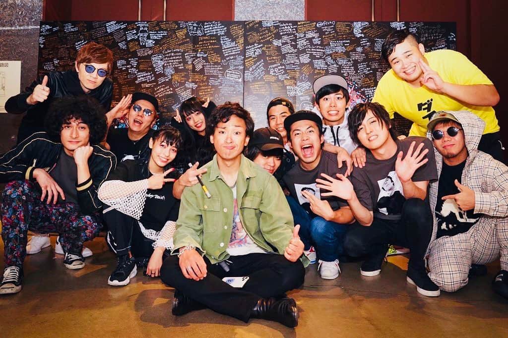 としみつのインスタグラム：「TEAM Ufes Music名古屋!!! 地元愛知ということで、生意気に真ん中に座らせてもらいました🙇‍♂️ すごく良い写真…！ トリを務めさせていただきました！Thank youでした…!!😘 【1部セトリ】 C.A.K.E. スーパースター RESTART 【2部セトリ】 C.A.K.E. 新曲 RESTART  #hikakin #seikin #fischers #みの　#imiga #jenni #ぁぃぁぃ #としみつ」