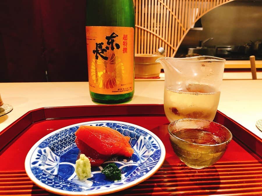 Taki Tanakaさんのインスタグラム写真 - (Taki TanakaInstagram)「#girlsnight in #osaka 一週間ぶりに帰った大阪の夜は  #炭火割烹いしい へ。  1.戻り鰹と日本酒 2. @kishidayuko と @yoshiroguishii 大将とパチリ♡ 3.松茸の季節ですね。最初に天ぷらで食す。すき焼きにも入ってたな 4.みんな大好き 焼き肉ライスバーガー 5.たっぷりフカヒレスープ 6.一口サイズが嬉しいすき焼き 7.シメは本ししゃもといくらと炊き立てごはん。もちろんごはんはおかわり！ 8.帰り際、振り返るとやっぱりまだみんな見送ってくれてました。感謝  写真以外にもたくさんご馳走が出てきてお腹いっぱい幸せいっぱい。 #izastagram #abouttonight」11月4日 1時10分 - tanakataki
