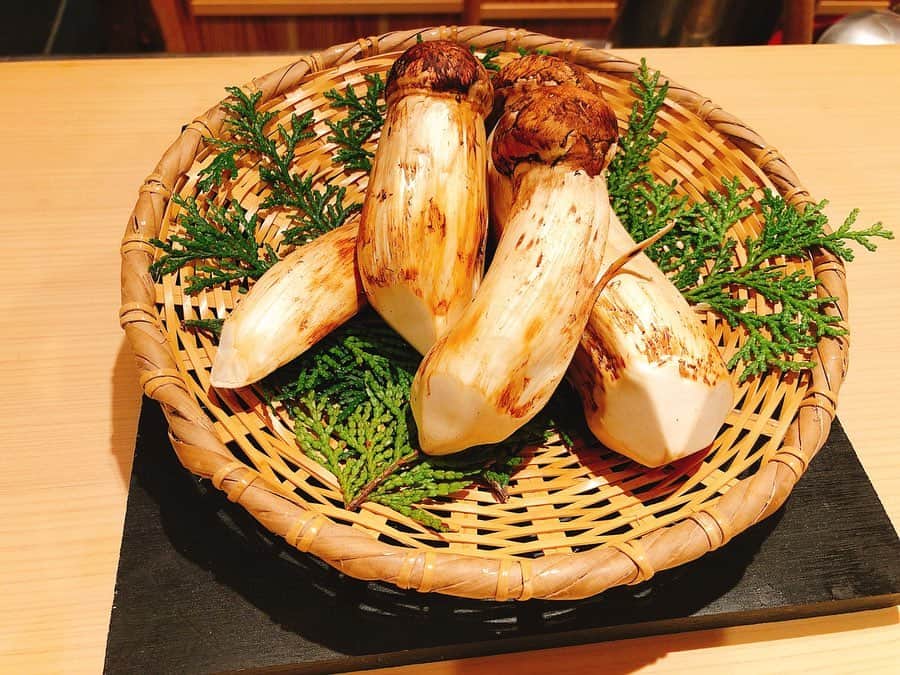 Taki Tanakaさんのインスタグラム写真 - (Taki TanakaInstagram)「#girlsnight in #osaka 一週間ぶりに帰った大阪の夜は  #炭火割烹いしい へ。  1.戻り鰹と日本酒 2. @kishidayuko と @yoshiroguishii 大将とパチリ♡ 3.松茸の季節ですね。最初に天ぷらで食す。すき焼きにも入ってたな 4.みんな大好き 焼き肉ライスバーガー 5.たっぷりフカヒレスープ 6.一口サイズが嬉しいすき焼き 7.シメは本ししゃもといくらと炊き立てごはん。もちろんごはんはおかわり！ 8.帰り際、振り返るとやっぱりまだみんな見送ってくれてました。感謝  写真以外にもたくさんご馳走が出てきてお腹いっぱい幸せいっぱい。 #izastagram #abouttonight」11月4日 1時10分 - tanakataki