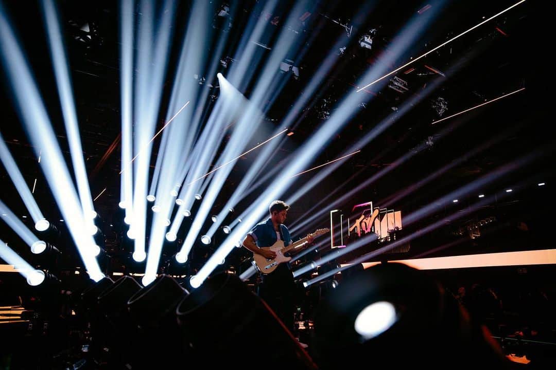 ナイル・ホーランのインスタグラム：「@mtvema SEVILLE 🇪🇸」