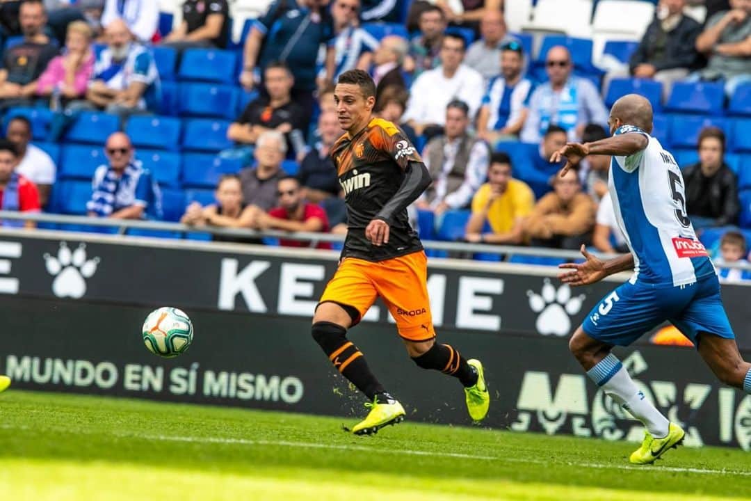 ロドリゴ・モレノ・マチャドのインスタグラム：「🥳⚽️... seguimos! @valenciacf」