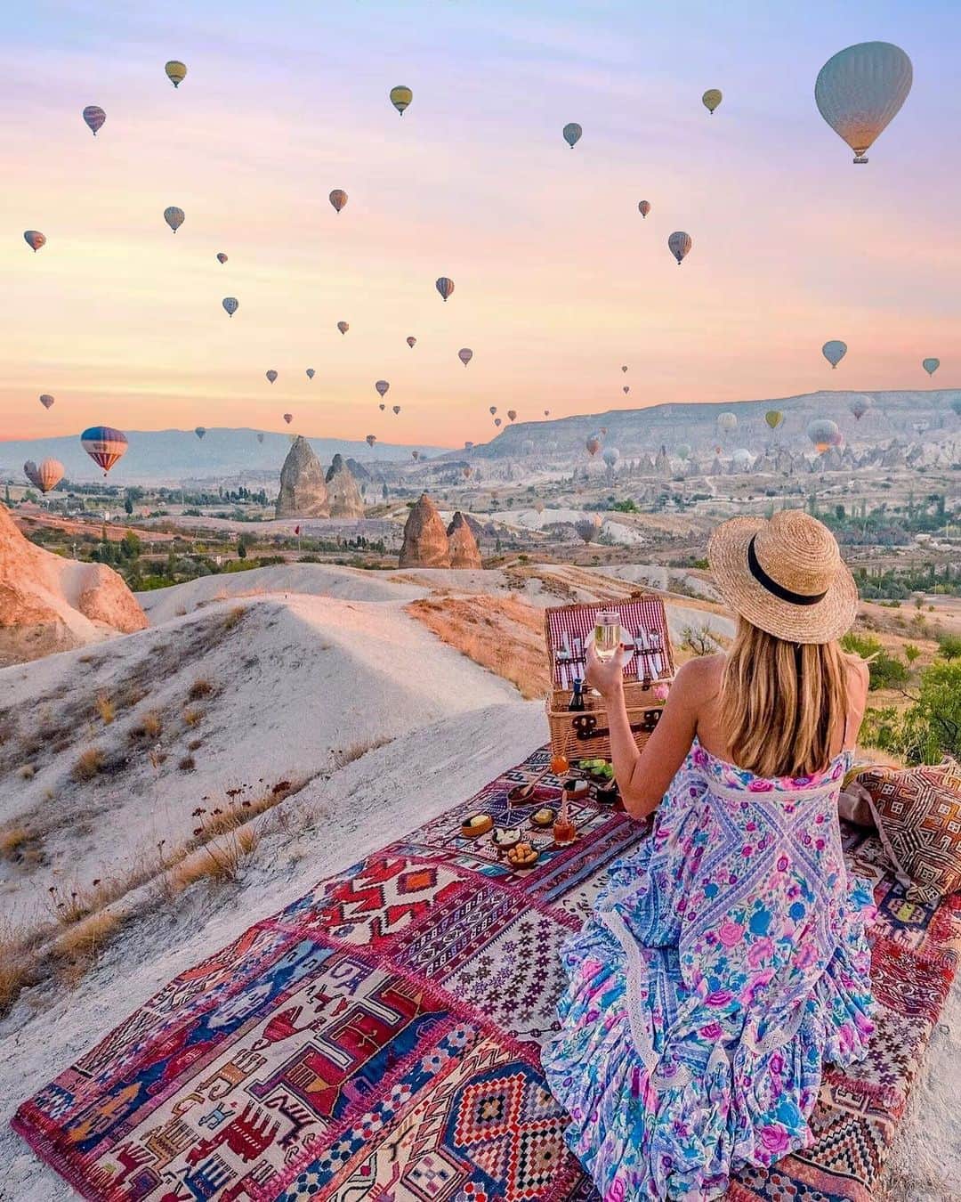 Izkizのインスタグラム：「Breakfast under a sky full of balloons 🎈 #Cappadocia #vintagespell」