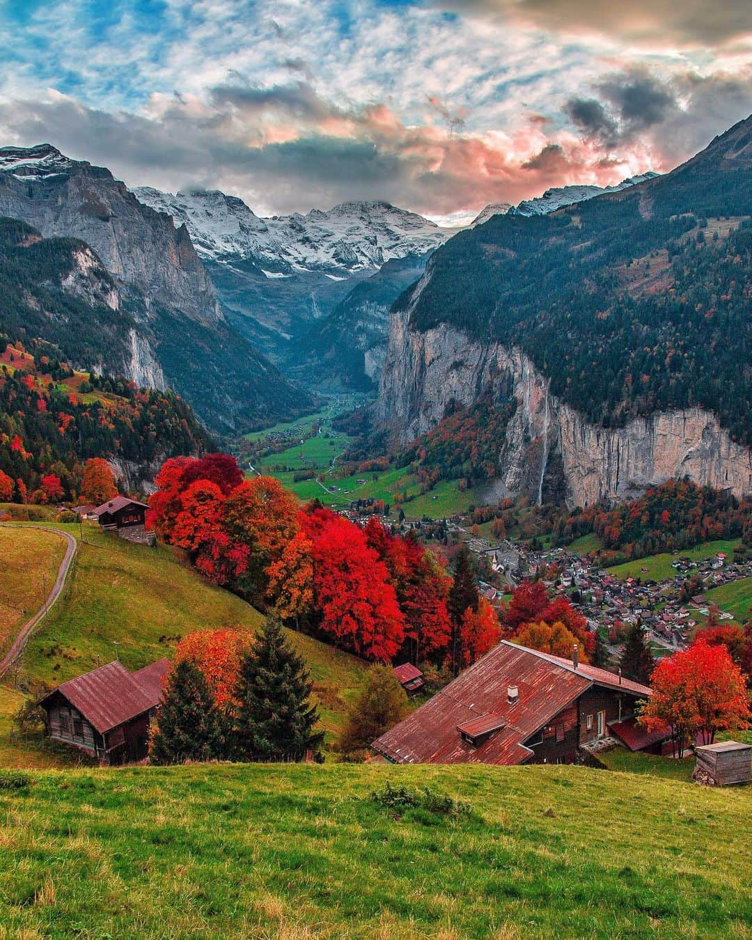 Hatice Korkmaz The Color Queenさんのインスタグラム写真 - (Hatice Korkmaz The Color QueenInstagram)「Amazing view of #lauterbrunnenvalley from #wengen #switzerland #love #nature #colorful」11月4日 1時50分 - kardinalmelon