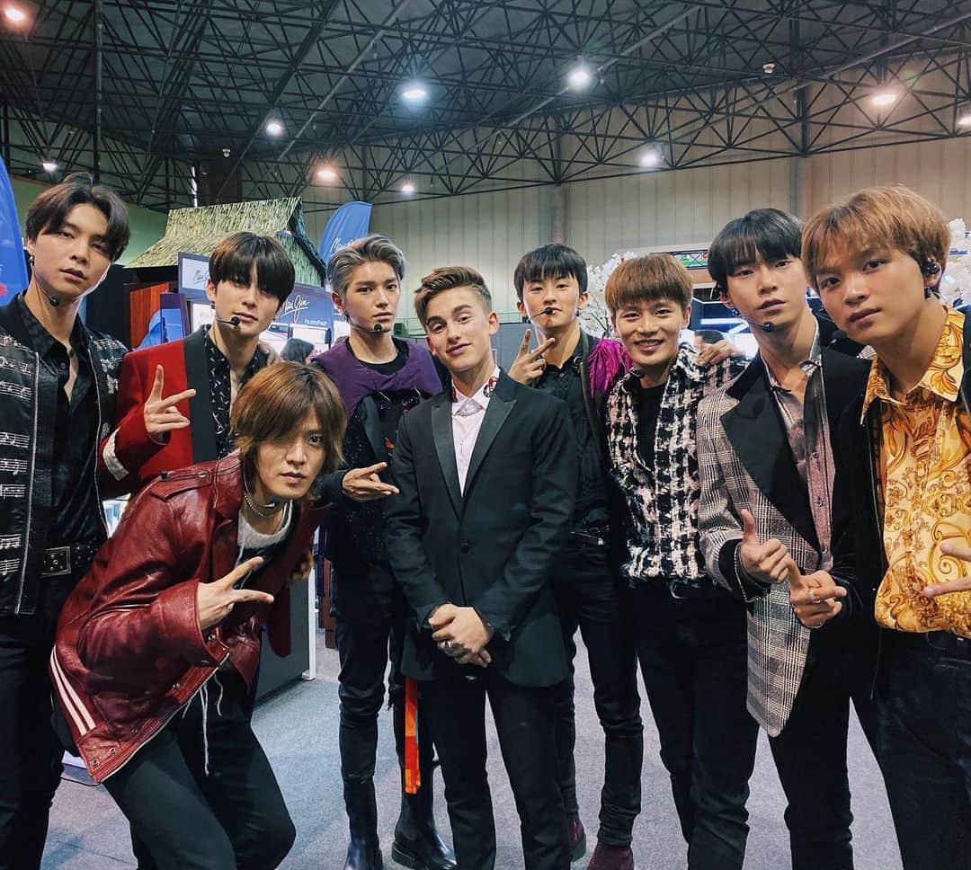 ジョニー・オーランドのインスタグラム：「can i join the band? @nct127 #MTVEMA」