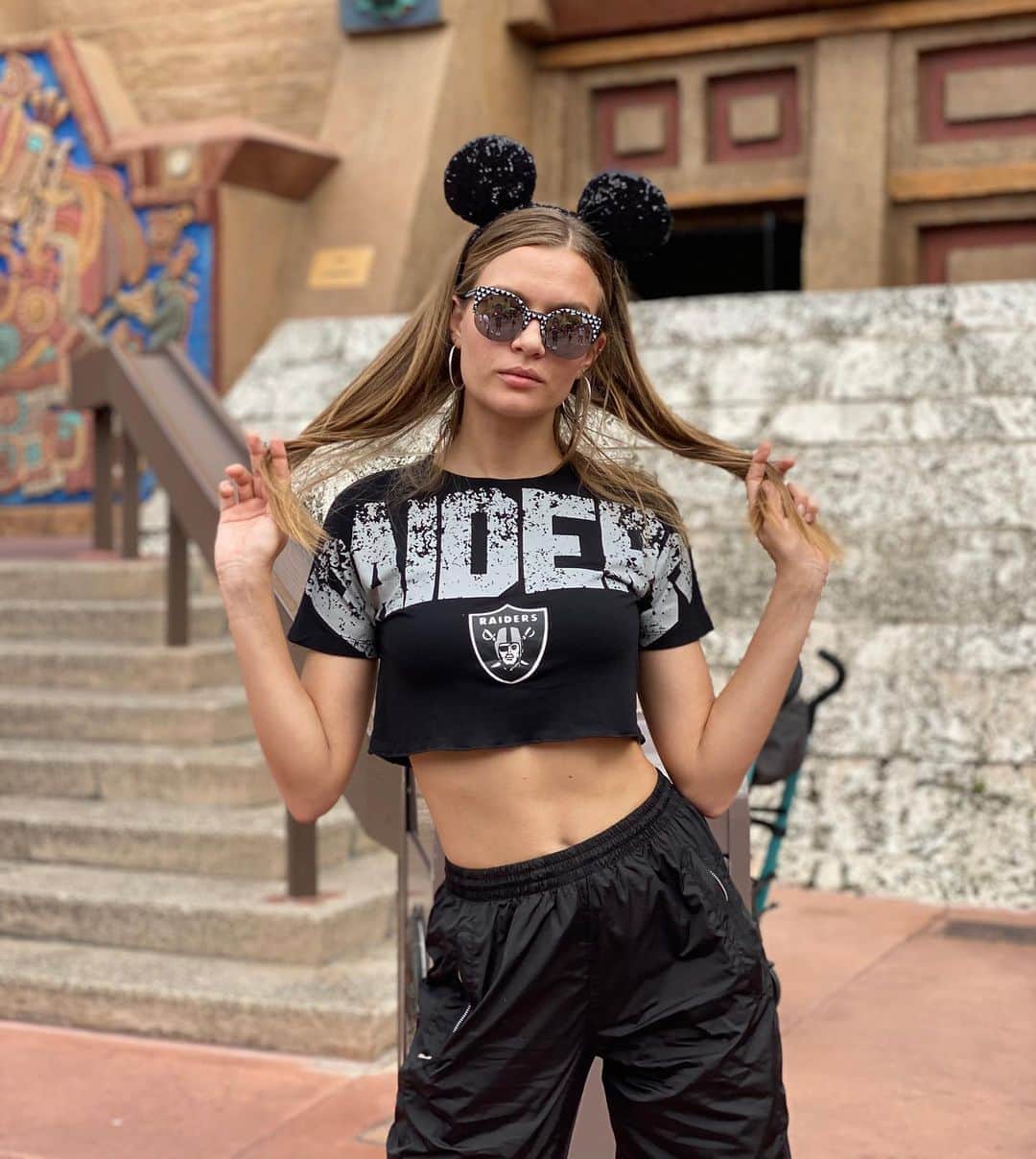 ジョセフィン・スクリヴァーさんのインスタグラム写真 - (ジョセフィン・スクリヴァーInstagram)「Even Mickey is a @raiders fan! #footballsunday #raidernation」11月4日 2時35分 - josephineskriver