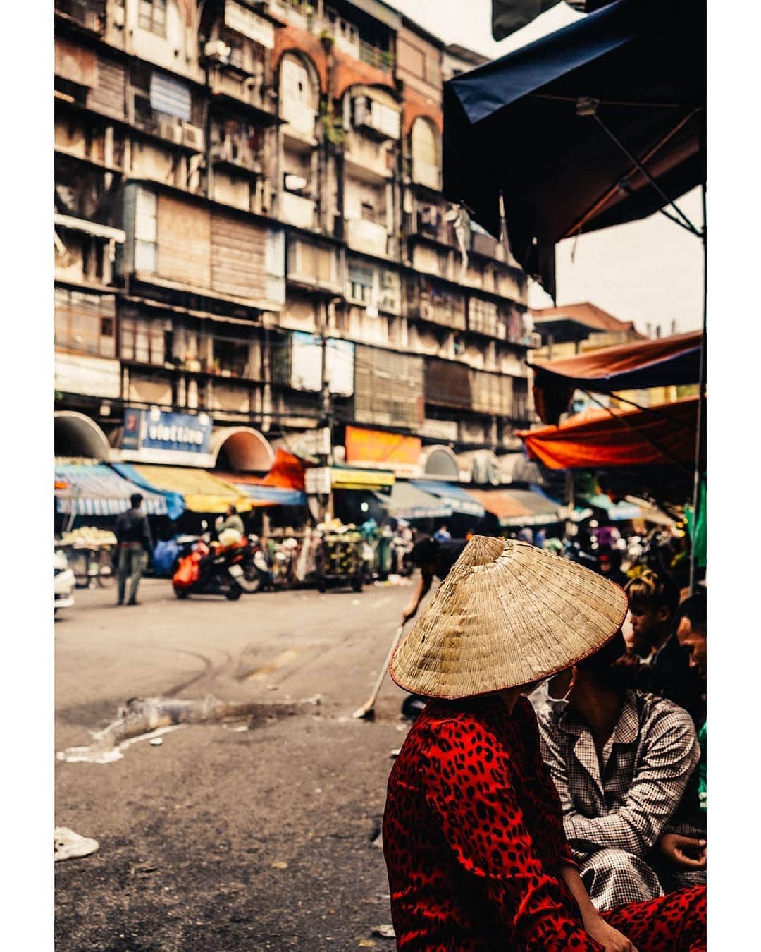 VuTheara Khamさんのインスタグラム写真 - (VuTheara KhamInstagram)「Street Vibes in Hanoi, Vietnam (2019) 🇻🇳 It's a selection of pictures taken yesterday that I focus street scenes. Currently I'm in Mai Chau in the North West in Vietnam and I'll be back in Hanoi the next Tuesday. . with @cfavoyages #cfavoyages」11月4日 2時33分 - vutheara