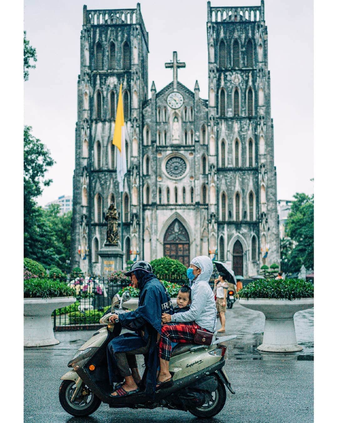 VuTheara Khamさんのインスタグラム写真 - (VuTheara KhamInstagram)「Street Vibes in Hanoi, Vietnam (2019) 🇻🇳 It's a selection of pictures taken yesterday that I focus street scenes. Currently I'm in Mai Chau in the North West in Vietnam and I'll be back in Hanoi the next Tuesday. . with @cfavoyages #cfavoyages」11月4日 2時33分 - vutheara