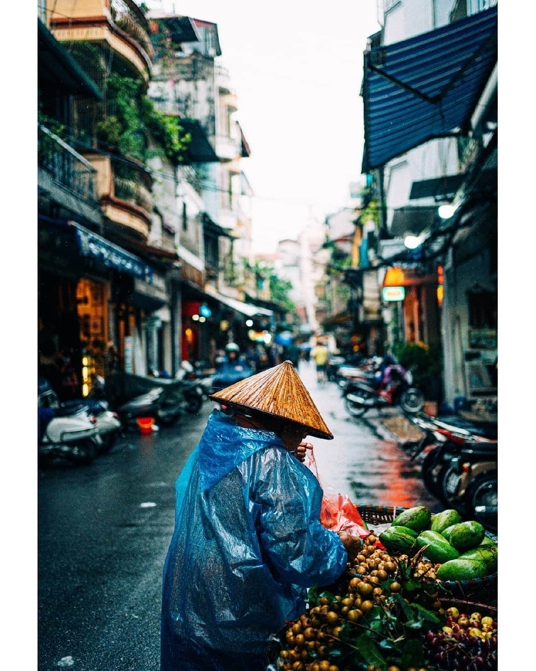 VuTheara Khamさんのインスタグラム写真 - (VuTheara KhamInstagram)「Street Vibes in Hanoi, Vietnam (2019) 🇻🇳 It's a selection of pictures taken yesterday that I focus street scenes. Currently I'm in Mai Chau in the North West in Vietnam and I'll be back in Hanoi the next Tuesday. . with @cfavoyages #cfavoyages」11月4日 2時33分 - vutheara