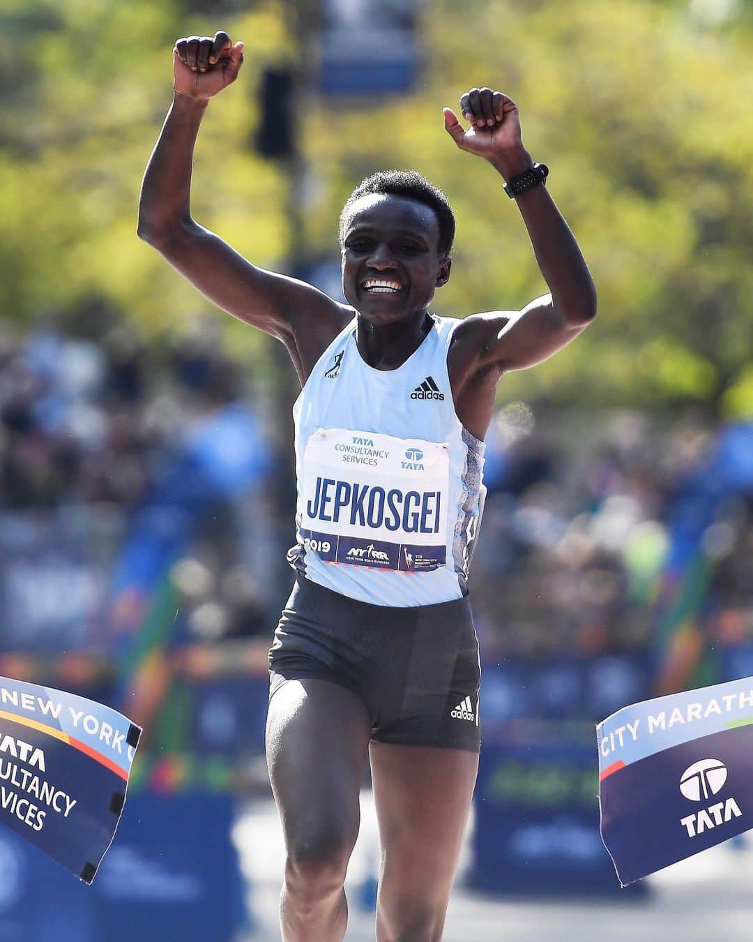 adidas Womenさんのインスタグラム写真 - (adidas WomenInstagram)「Imagination can take you from half marathon champion to running your first marathon ever. And winning it. ⁣ ⁣ Congratulations Joyciline Jepkosgei (@jepkosgei36) on a fearless 26.2. #HereToCreate」11月4日 3時00分 - adidaswomen