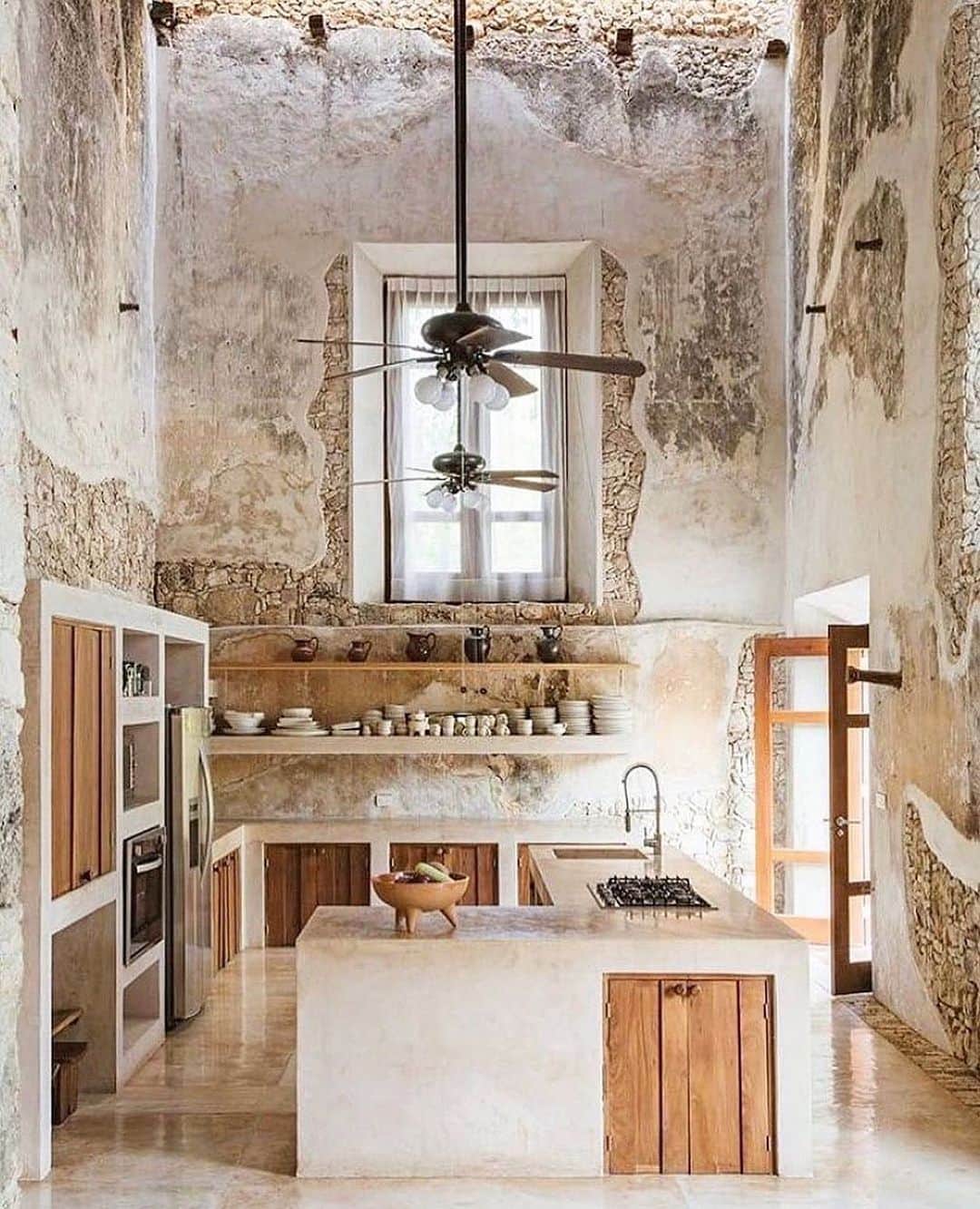 MT DOMAINEさんのインスタグラム写真 - (MT DOMAINEInstagram)「An earthy, yet luxe, kitchen to remind you that beauty truly does require contrast. 💫📸: @rubenortiz___ for @boncharq architects.」11月4日 2時54分 - mydomaine