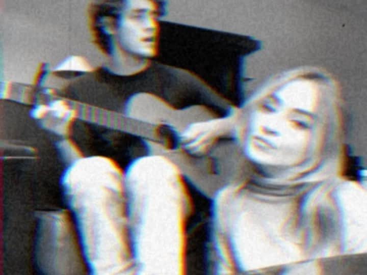 サブリナ・カーペンターのインスタグラム：「love me harder w/ special guest finny🖤」