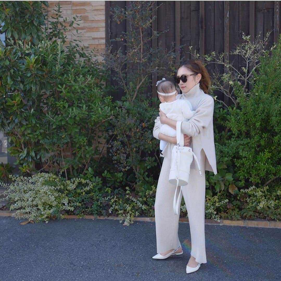 Keikooooooのインスタグラム：「全身も♡ ベージュでまとめてみました！ タンスの中のパンツと似たカラーを、引っ張り出して来て、セットアップっぽく！ スチームアイロンかけたらシワも伸びてフワフワに。 スチームアイロンおすすめです笑。 四枚目のおチビのカメラ目線好き😂💗 .  ご質問のあったknitは、  @lecielbleu_official さん（2年まえくらい） pants @donobanweb  bag @ohgaofficial  shoes @dior . #code #コーデ #ワントーンコーデ#ドノバン #ルシェルブルー #donoban #lecielbleu  #dior #ohgaofficial」