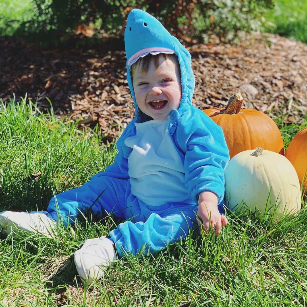 Elle Fowlerのインスタグラム：「My Baby Shark 🦈」