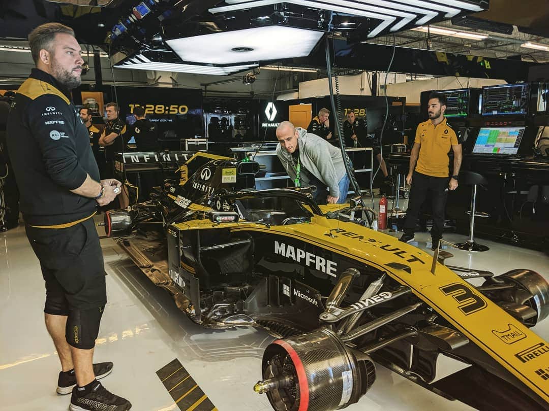 マヌ・ジノビリのインスタグラム：「🇺🇲Super ready in Austin to enjoy my first F1 race! #FiredUp 🇦🇷Listo para vivir mi primera carrera de F1. Estoy a full!」