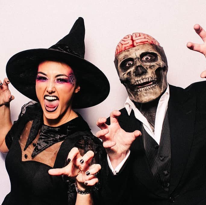 トム・キャセルのインスタグラム：「My heads hurting after last night 😁 Absolutely incredible night, @becky.hilly you smashed it! Full credit to @jackofthedust, you crushed this mask! This truly was the best party of my life!」