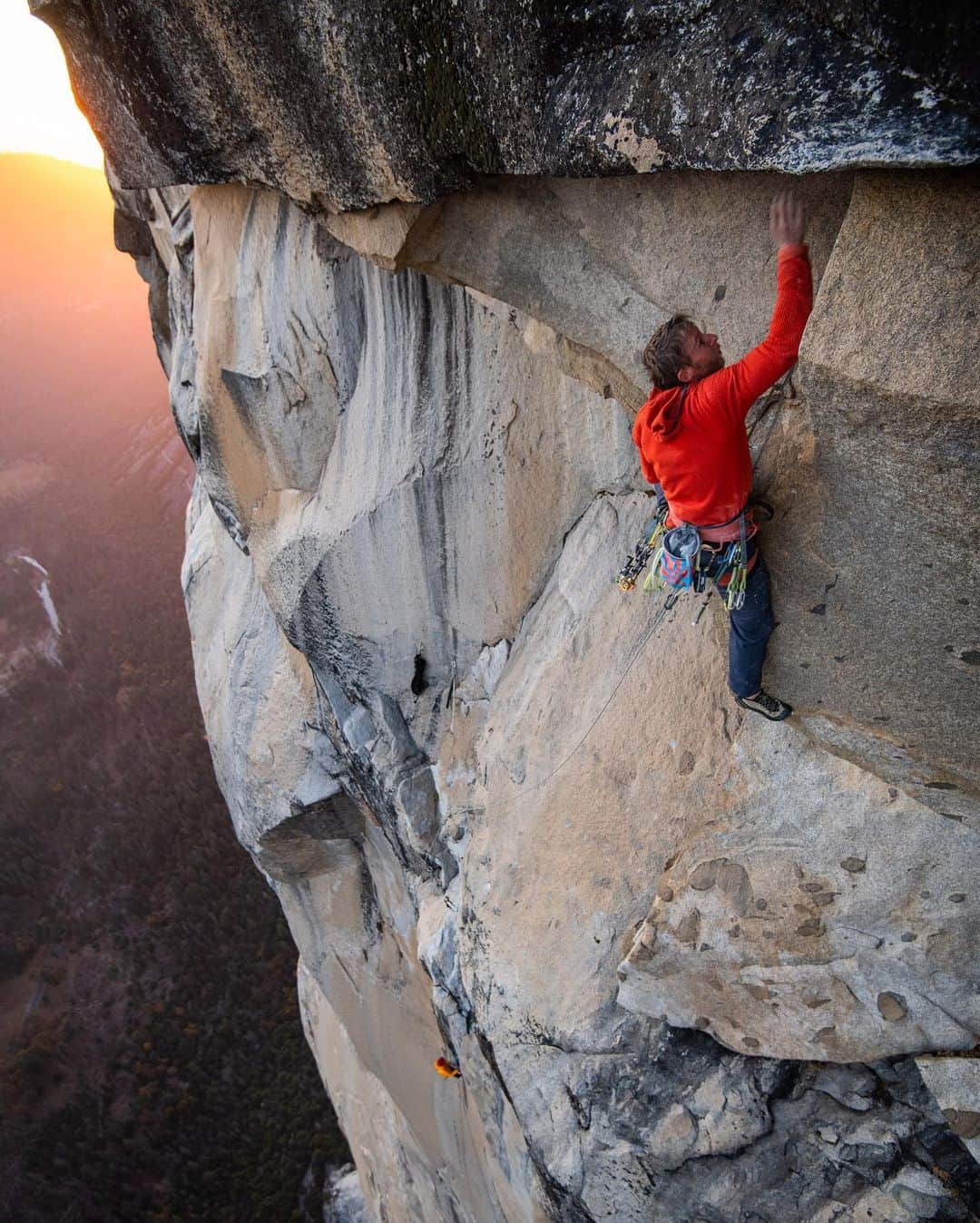 トミー・コールドウェルのインスタグラム：「We’ve been keeping things kinda vegue this season as to not make too much of a spectacle. But @alexhonnold and I, with @austin_siadak and @kjorgeson finished a pretty legit new free route on El Cap a few days ago. It primarily followed the aid climb New Dawn and has some of the most spectacular climbing I have found. It’s a continuation of a free route that @leo_houlding established half way up the wall 18 years ago called Passage to Freedom. That route was ahead of its time and  a work of art in itself featuring El Caps first sideways Dyno. Leo also bolted a Alfa Romeo hood badge to the wall which he used as a handhold to get past a section he believed was impossible without. (We found a way around). After a few weeks of work, having not tried many of sections of the climb, Alex and I went for kind of a Hail Mary attempt. Miraculously we pulled it off! Life complications kept Kevin away for too much of the Toiling and working of the route for him to feel ready for the Hail Mary. Wish you could have been with us buddy. There are many great stories and photos from @austin_siadak. So I’m going to try and share a few in the coming days. Last photo in the reel is Leo back in the day and was taken by  Andrew Mcgarry.」