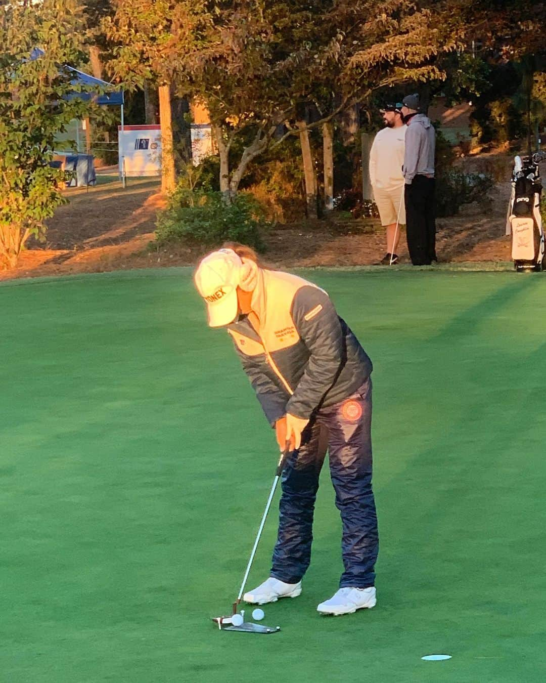 山口すず夏さんのインスタグラム写真 - (山口すず夏Instagram)「・ LPGA Q-SERIES 16位タイで通過することができました‼︎ 今年1年間思うような成績が残せなくて、本当に悔しくて、つらかったけど、シーズン中悪かったドライバーとアイアンが、やっと安定してきて嬉しかった😊それだけに、バーディーパットをもっと決めたかったけど、次への課題だと思うのでしっかり練習して来年リベンジします！ 2回目の8日間の試合は、やっぱりすごくタフで、でも去年を知ってるからか、少し気持ちに余裕があった気がします。でも絶対に通って、来年の職場を確保しないといけないので、毎日緊張してて、変なミスもしてしまったけど、大叩きしなかったのが去年より成長したのかな🤔と思いました。 6日目の夜にいきなり左足のふくらはぎが痛くなってしまって、7日目は足を引きずりながら歩いてて、どうなることかと思ったけど、最後まで完走できて良かったです^ ^今はもうほとんど痛くないので、今年の疲れが溜まっていたのかな…と思います。ケアの大事さを改めて知ることができました‼︎ 今年の試合はこれで最後ですが、これで終わりではなく、ここからが大事なので、来年に向けて、このオフにしっかり練習して、来年は一皮むけた自分を皆さんにお見せしたいと思います😆💪 ・ 日本で活躍してる結ちゃんがQ-SEREISに参戦してくれて、すごく嬉しかったです！^ ^また、LPGA tourに1人、日本人プレーヤーが増えるのが楽しみです😊💖私も皆に追いつけるように必死に頑張ります！💪 ・ 沢山メッセージくださった方々、本当にありがとうございました😊 皆さんが、結果を気にしてくださっているのがすごく嬉しくて、力にもなりました。 これからも応援よろしくお願いします🙇‍♀️😊 ・ I got 2020 LPGA status! I am very happy to playing LPGA tour again🤩 I had really good experience this year. I want to be able to be fluent in English. I need to work harder. Thank you so much everyone who sent me messages!💖 ・ #golf#lpga#qseries#pinehurst#環境ステーション#ヨネックス#味の素#アミノバイタル#ロッテ#パルマックス#golfnettv#ana#サマンサタバサ#河本結　ちゃん#Minちゃん日本語うますぎる#日本人みたい#いつも仲良くしてくれてありがとう#Yealimiと初めて回ってすごく楽しかった#沢山話しかけてくれたのも嬉しかった#もっと英語話せるようになりたい#とさらに思わせてくれた#頑張る#私より年下なのに大人っぽい笑#また来年がすごく楽しみです#頑張ります」11月4日 4時09分 - suzuka.yamaguchi