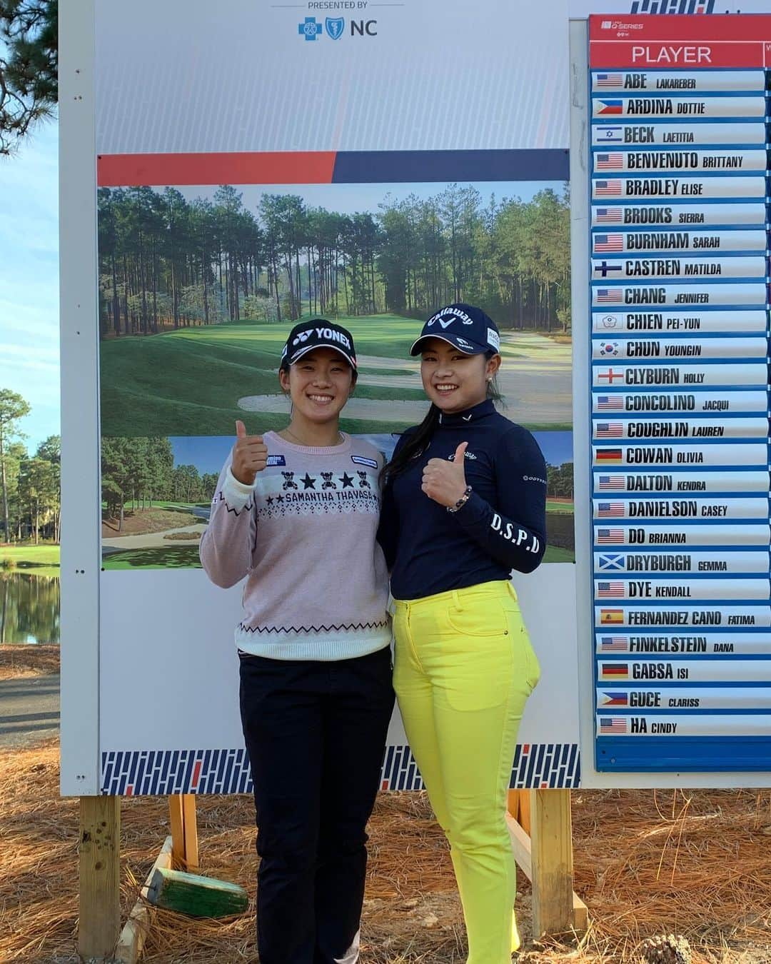 山口すず夏さんのインスタグラム写真 - (山口すず夏Instagram)「・ LPGA Q-SERIES 16位タイで通過することができました‼︎ 今年1年間思うような成績が残せなくて、本当に悔しくて、つらかったけど、シーズン中悪かったドライバーとアイアンが、やっと安定してきて嬉しかった😊それだけに、バーディーパットをもっと決めたかったけど、次への課題だと思うのでしっかり練習して来年リベンジします！ 2回目の8日間の試合は、やっぱりすごくタフで、でも去年を知ってるからか、少し気持ちに余裕があった気がします。でも絶対に通って、来年の職場を確保しないといけないので、毎日緊張してて、変なミスもしてしまったけど、大叩きしなかったのが去年より成長したのかな🤔と思いました。 6日目の夜にいきなり左足のふくらはぎが痛くなってしまって、7日目は足を引きずりながら歩いてて、どうなることかと思ったけど、最後まで完走できて良かったです^ ^今はもうほとんど痛くないので、今年の疲れが溜まっていたのかな…と思います。ケアの大事さを改めて知ることができました‼︎ 今年の試合はこれで最後ですが、これで終わりではなく、ここからが大事なので、来年に向けて、このオフにしっかり練習して、来年は一皮むけた自分を皆さんにお見せしたいと思います😆💪 ・ 日本で活躍してる結ちゃんがQ-SEREISに参戦してくれて、すごく嬉しかったです！^ ^また、LPGA tourに1人、日本人プレーヤーが増えるのが楽しみです😊💖私も皆に追いつけるように必死に頑張ります！💪 ・ 沢山メッセージくださった方々、本当にありがとうございました😊 皆さんが、結果を気にしてくださっているのがすごく嬉しくて、力にもなりました。 これからも応援よろしくお願いします🙇‍♀️😊 ・ I got 2020 LPGA status! I am very happy to playing LPGA tour again🤩 I had really good experience this year. I want to be able to be fluent in English. I need to work harder. Thank you so much everyone who sent me messages!💖 ・ #golf#lpga#qseries#pinehurst#環境ステーション#ヨネックス#味の素#アミノバイタル#ロッテ#パルマックス#golfnettv#ana#サマンサタバサ#河本結　ちゃん#Minちゃん日本語うますぎる#日本人みたい#いつも仲良くしてくれてありがとう#Yealimiと初めて回ってすごく楽しかった#沢山話しかけてくれたのも嬉しかった#もっと英語話せるようになりたい#とさらに思わせてくれた#頑張る#私より年下なのに大人っぽい笑#また来年がすごく楽しみです#頑張ります」11月4日 4時09分 - suzuka.yamaguchi