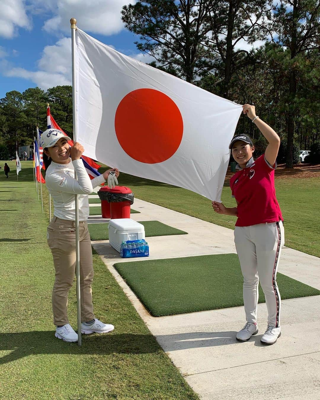 山口すず夏さんのインスタグラム写真 - (山口すず夏Instagram)「・ LPGA Q-SERIES 16位タイで通過することができました‼︎ 今年1年間思うような成績が残せなくて、本当に悔しくて、つらかったけど、シーズン中悪かったドライバーとアイアンが、やっと安定してきて嬉しかった😊それだけに、バーディーパットをもっと決めたかったけど、次への課題だと思うのでしっかり練習して来年リベンジします！ 2回目の8日間の試合は、やっぱりすごくタフで、でも去年を知ってるからか、少し気持ちに余裕があった気がします。でも絶対に通って、来年の職場を確保しないといけないので、毎日緊張してて、変なミスもしてしまったけど、大叩きしなかったのが去年より成長したのかな🤔と思いました。 6日目の夜にいきなり左足のふくらはぎが痛くなってしまって、7日目は足を引きずりながら歩いてて、どうなることかと思ったけど、最後まで完走できて良かったです^ ^今はもうほとんど痛くないので、今年の疲れが溜まっていたのかな…と思います。ケアの大事さを改めて知ることができました‼︎ 今年の試合はこれで最後ですが、これで終わりではなく、ここからが大事なので、来年に向けて、このオフにしっかり練習して、来年は一皮むけた自分を皆さんにお見せしたいと思います😆💪 ・ 日本で活躍してる結ちゃんがQ-SEREISに参戦してくれて、すごく嬉しかったです！^ ^また、LPGA tourに1人、日本人プレーヤーが増えるのが楽しみです😊💖私も皆に追いつけるように必死に頑張ります！💪 ・ 沢山メッセージくださった方々、本当にありがとうございました😊 皆さんが、結果を気にしてくださっているのがすごく嬉しくて、力にもなりました。 これからも応援よろしくお願いします🙇‍♀️😊 ・ I got 2020 LPGA status! I am very happy to playing LPGA tour again🤩 I had really good experience this year. I want to be able to be fluent in English. I need to work harder. Thank you so much everyone who sent me messages!💖 ・ #golf#lpga#qseries#pinehurst#環境ステーション#ヨネックス#味の素#アミノバイタル#ロッテ#パルマックス#golfnettv#ana#サマンサタバサ#河本結　ちゃん#Minちゃん日本語うますぎる#日本人みたい#いつも仲良くしてくれてありがとう#Yealimiと初めて回ってすごく楽しかった#沢山話しかけてくれたのも嬉しかった#もっと英語話せるようになりたい#とさらに思わせてくれた#頑張る#私より年下なのに大人っぽい笑#また来年がすごく楽しみです#頑張ります」11月4日 4時09分 - suzuka.yamaguchi