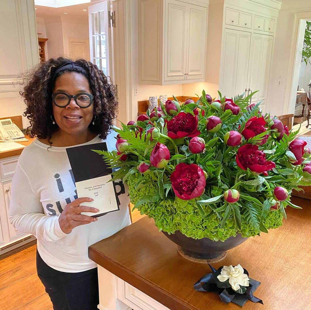 オプラ・ウィンフリーのインスタグラム：「Happy Sunday to you all. Don’t think I’ve ever seen burgundy peonies before. Wanted to share. Sending you the same blessings that were just sent to me from @jeffleatham . Card reads.. “Flowers, Just because  life is beautiful.” Here’s to a beautiful extra-hour of sleep, blessed week🌺🌺🌺🌺」