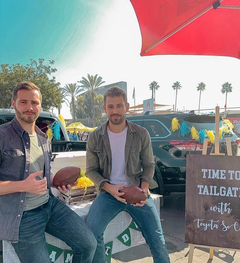 ニック・ビオールさんのインスタグラム写真 - (ニック・ビオールInstagram)「Not sure what’s more wild. How attractive my brother is or this backstage experience we are about to witness with @ToyotaSoCal & @Chargers! #ToyotaSoCal #ad #packersvschargers」11月4日 4時39分 - nickviall