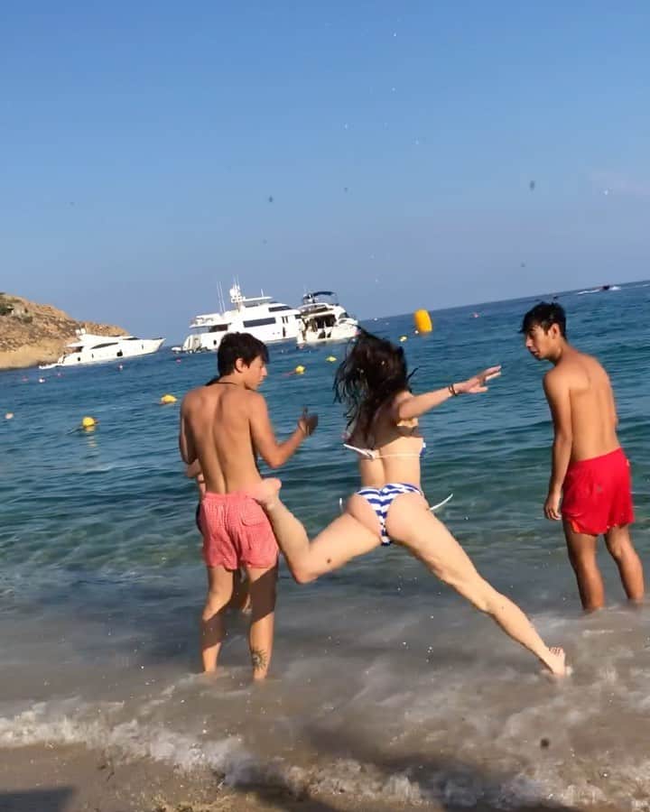 Hannah Stockingのインスタグラム：「Who has a crazy friend like this?」