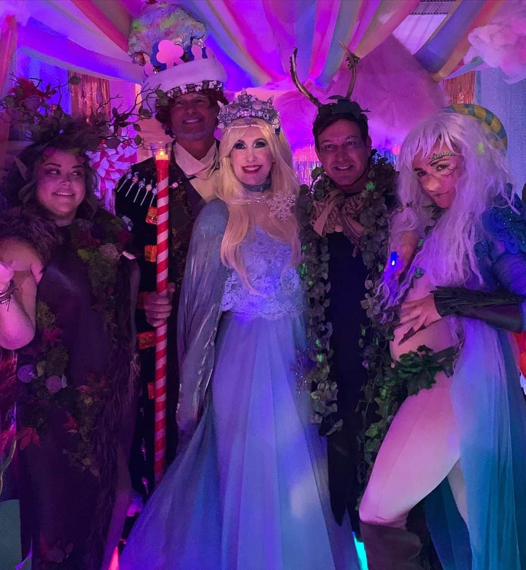 ブリアナ・エヴィガンさんのインスタグラム写真 - (ブリアナ・エヴィガンInstagram)「Thank you @forthestarsfashionhouse for my amazing cape! Made the costume for sure. Still just beaming from Friday night at #chumbameadows 🌚」11月4日 5時35分 - brianaevigan