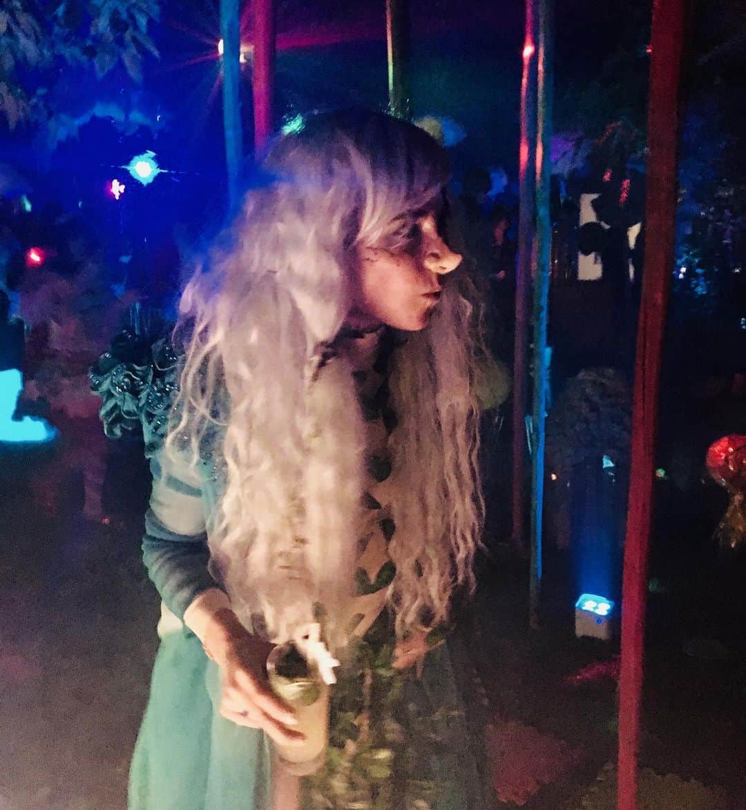 ブリアナ・エヴィガンのインスタグラム：「Thank you @forthestarsfashionhouse for my amazing cape! Made the costume for sure. Still just beaming from Friday night at #chumbameadows 🌚」
