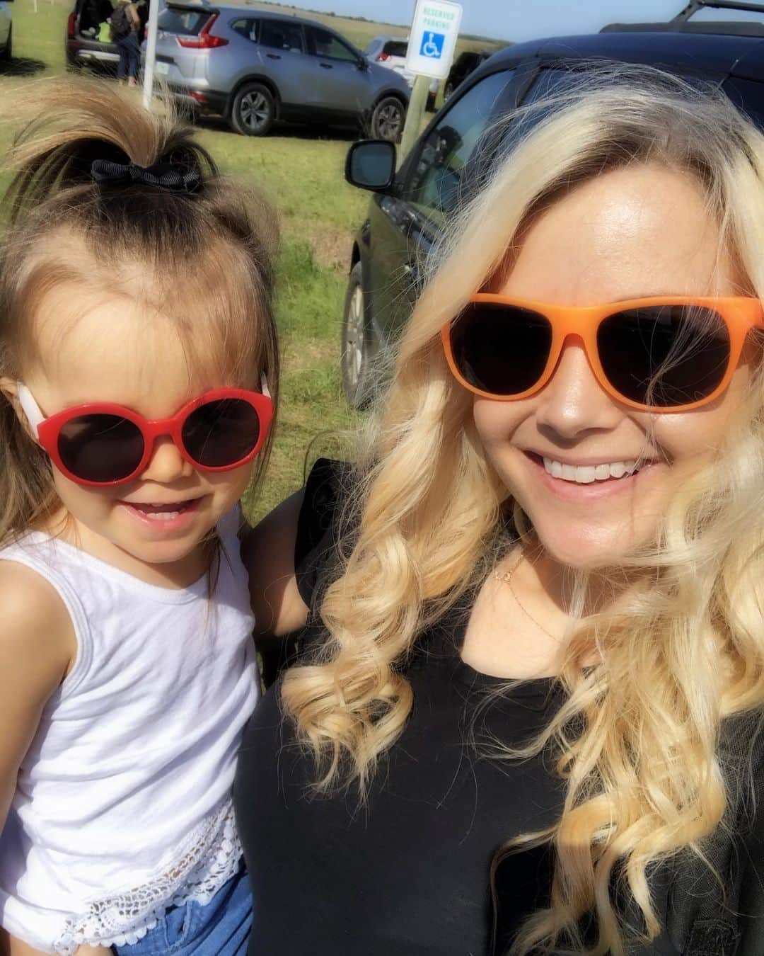 カーラ・モナコのインスタグラム：「Finally a gorgeous day today, to enjoy a Fall Festival! 🎃🖤 #SheWantedAllThePumpkins #WeMissedDaddy」
