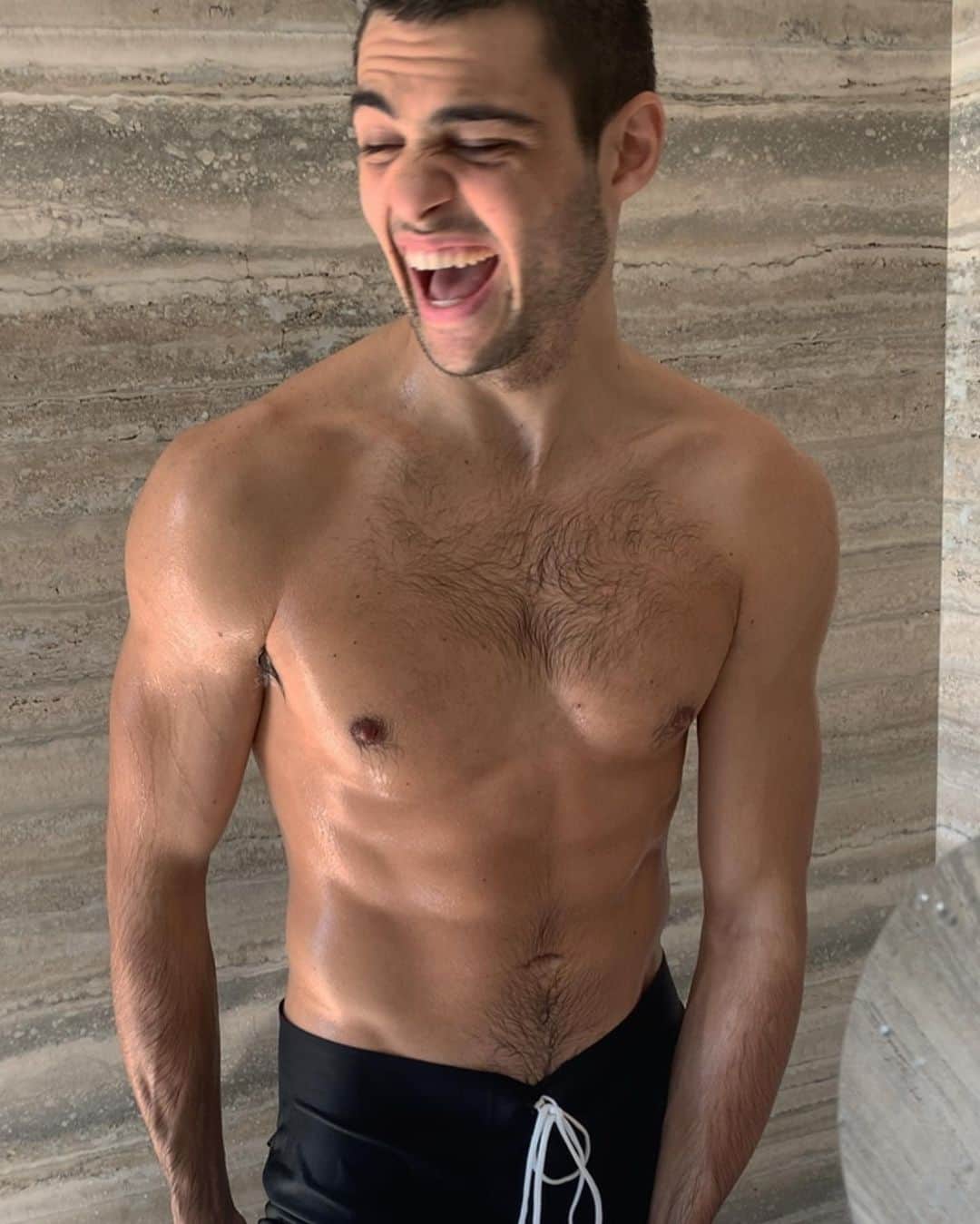 ノア・センティネオのインスタグラム：「Most ridiculous shower adventure of all time on my story.」