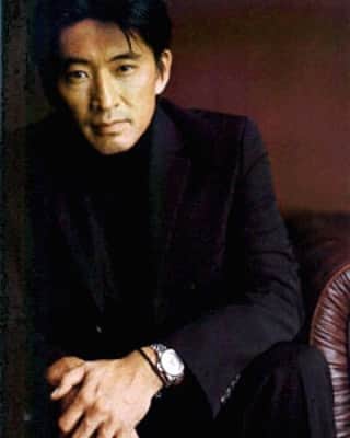 藤岡幸夫のインスタグラム：「２６年前の今日は英国でBBCフィル定期演奏会での正式プロデビューのリハ初日。この時受けた強烈な洗礼は今でも大切な思い出。 ↓ 2006年のホームページの文章です！  ９３年、当時僕はイギリスで音大３年目。まだプロのオーケストラの演奏会を指揮したことがなかった。  ＢＢＣフィルハーモニックの演奏会の指揮者が急病になって、代役で僕が選ばれた。そのときのメインが「悲愴」だった。（ＢＢＣフィルはロジェストヴェンスキーの代理でマーラーの「復活」のリハーサルを指揮したことがあって、その時うまくいったので代役に選ばれた）。 定期演奏会だったし全国放送される演奏会で、オケにとっては大きな賭けだった。  ＢＢＣフィルは若い指揮者に厳しいのが有名で、リハーサル初日のしょっぱなから、僕の注文に熟練の首席奏者が反論してきた。 「俺はカラヤン（有名な大指揮者）でもこの曲を弾いてるし、今までずっとこのやり方でやってきてるんだ。」 青二才の僕は、思わず 「わかりました・・・・・」 休憩時間に、僕を推薦してくれた団員さん達が僕の部屋に怒鳴り込みにきた。 「Who are you !! （お前は誰だ！！）」 「お前はカラヤンじゃない！サチオ・フジオカだろ！！あんなこと言われて引き下がるな！」 「お前に強い思いがないからひるむんだ！！」 今でもその怒鳴り声が耳に焼き付いている。指揮者の極意は「思う」ことにある。 「自分は絶対こうだ！」という心底強い思いと自信があれば１００人の団員は動く。 「思い」が甘ければ迷う。迷う人間には誰もついてこない。  この時は、彼らの言葉のおかげで僕は開き直って、演奏会は大成功。次の年から副指揮者に就任して、以後３年間沢山のチャンスをもらい本当に可愛いがってくれて僕を育ててくれた。  でもこの「思うこと」は言うのは簡単だけど、難しい。 指揮してみなきゃわからないことも沢山ある。 正直に言って、デヴューしてからも迷うことが多かったと思う。経験がどうしても必要なのだ。 やっと迷わなくなったのはこの数年くらいからかもしれない。  あれから何度も「悲愴」を振ってるけど、必ず 「Who are you !! 」 が聞こえてくる。 僕を初心に帰らせてくれるという意味でも大切な交響曲だ。  それでは皆さん、コンサートでまたお会いしましょう！！ 2006年 　藤岡幸夫」