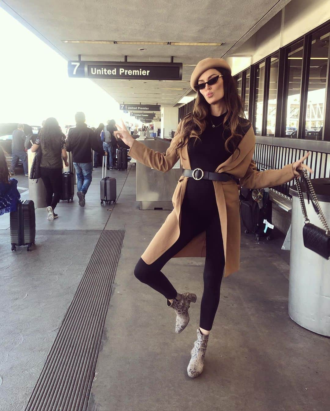 ニコール・トルンフィオさんのインスタグラム写真 - (ニコール・トルンフィオInstagram)「I love to travel SO much, next stop AUSTRALIA 🇦🇺 see you soon Melbourne @flemingtonvrc #oaksday 🐎 🐎🐎🐎 (outfit: Tap for credits) #25weeks #stylethebump #pregnancystyle」11月4日 6時19分 - nictrunfio