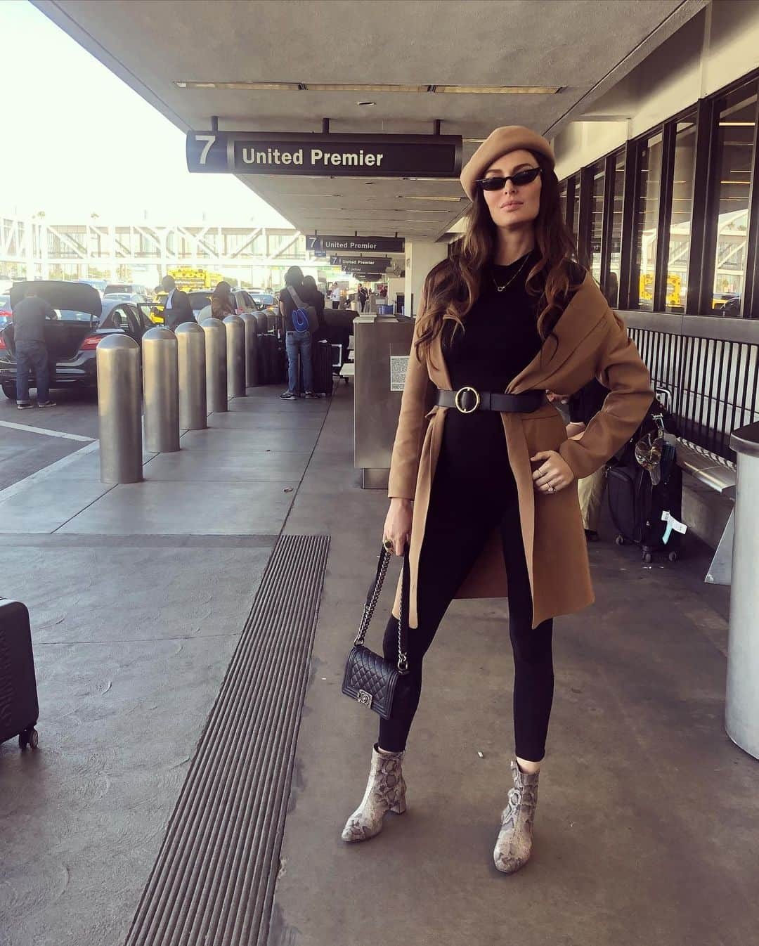 ニコール・トルンフィオさんのインスタグラム写真 - (ニコール・トルンフィオInstagram)「I love to travel SO much, next stop AUSTRALIA 🇦🇺 see you soon Melbourne @flemingtonvrc #oaksday 🐎 🐎🐎🐎 (outfit: Tap for credits) #25weeks #stylethebump #pregnancystyle」11月4日 6時19分 - nictrunfio