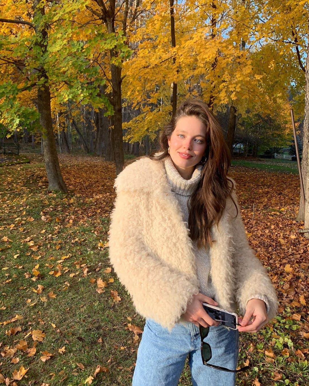 エミリー・DiDonatoのインスタグラム：「Remember all those fall foliage posts from last weekend? Well I captured the full essence of Vermont in a VLOG for my YouTube channel so go watch! Link in BIO! 🍁 🍂」