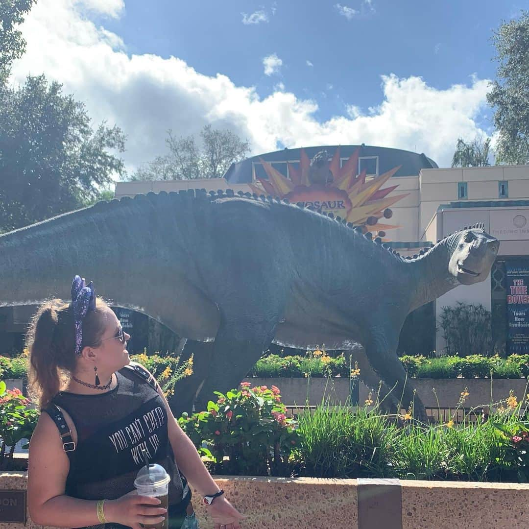 メアリー・モーサさんのインスタグラム写真 - (メアリー・モーサInstagram)「20 YEARS AFTER OUR FIRST AND ONLY OTHER @waltdisneyworld TRIP TOGETHER - THE MOUSER SISTERS TOOK TO THE PARKS A FEW WEEKS AGO! . many more pics from this trip to come but... here’s a few cute ones to start.」11月4日 6時25分 - missmarymmouser